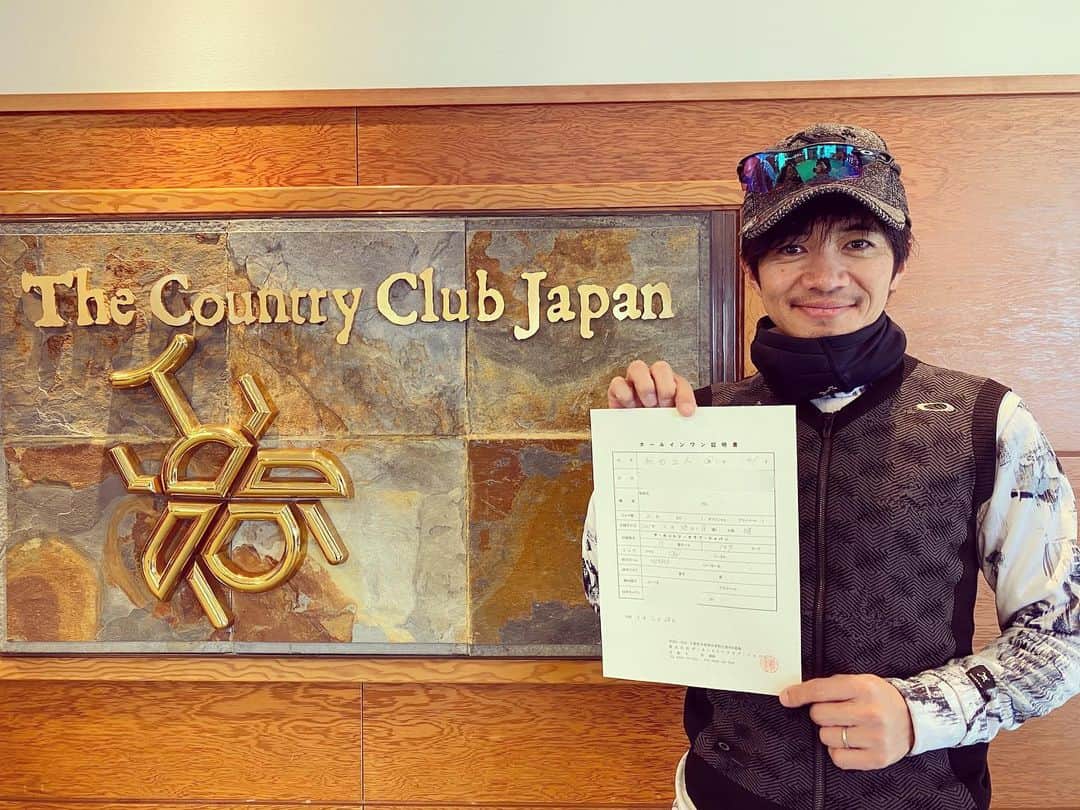 和田正人さんのインスタグラム写真 - (和田正人Instagram)「初ホールインワンから4ヶ月…  またやっちゃいました。  今回はキャディさん同伴のもと、正式な形でのホールインワン。  証明書もきちんと頂きました。  うっれすぃーーーーー！！  #ザカントリークラブジャパン #ホンマゴルフ #twx」2月28日 21時26分 - daaaaaawaaaaaa