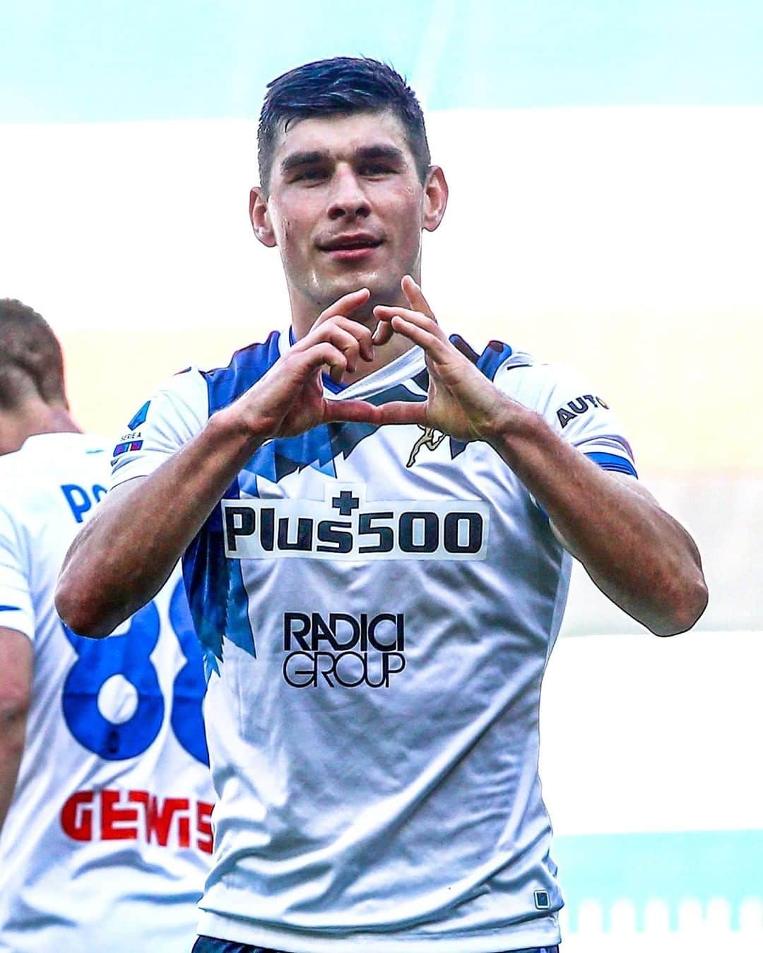 アタランタBCのインスタグラム：「🚀🚀🚀 @malinovskyi_18 ⠀ ⏸ Sblocchiamo il risultato nel finale e andiamo a riposo in vantaggio! 💪 We lead at the break thanks to a late opener from #Malinovskyi! ⠀ #SampAtalanta [0-1 HT] #GoAtalantaGo ⚫️🔵 #Atalanta #BergAMO #ForzaAtalanta」