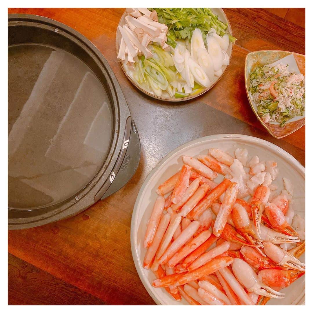 鈴木紗理奈さんのインスタグラム写真 - (鈴木紗理奈Instagram)「今夜はマルナ水産さん　 @maruna_satou  のカニだぞ。 食え。食え。食え。 好きなだけ食えーーーー‼︎ ママの奢りやぞ😆✌️️ おうち時間の食卓は何よりの楽しみ😋  マルナ水産さんのカニは札幌すすきののお寿司屋さんは半数以上取り扱いされていたり、JALショッピングのお歳暮ギフトにも選ばれているとっても美味しいカニだよ🦀❤️ おうち時間の贅沢におすすめの一品。  #紗理奈流dining  #マルナ水産」2月28日 21時27分 - munehirovoice