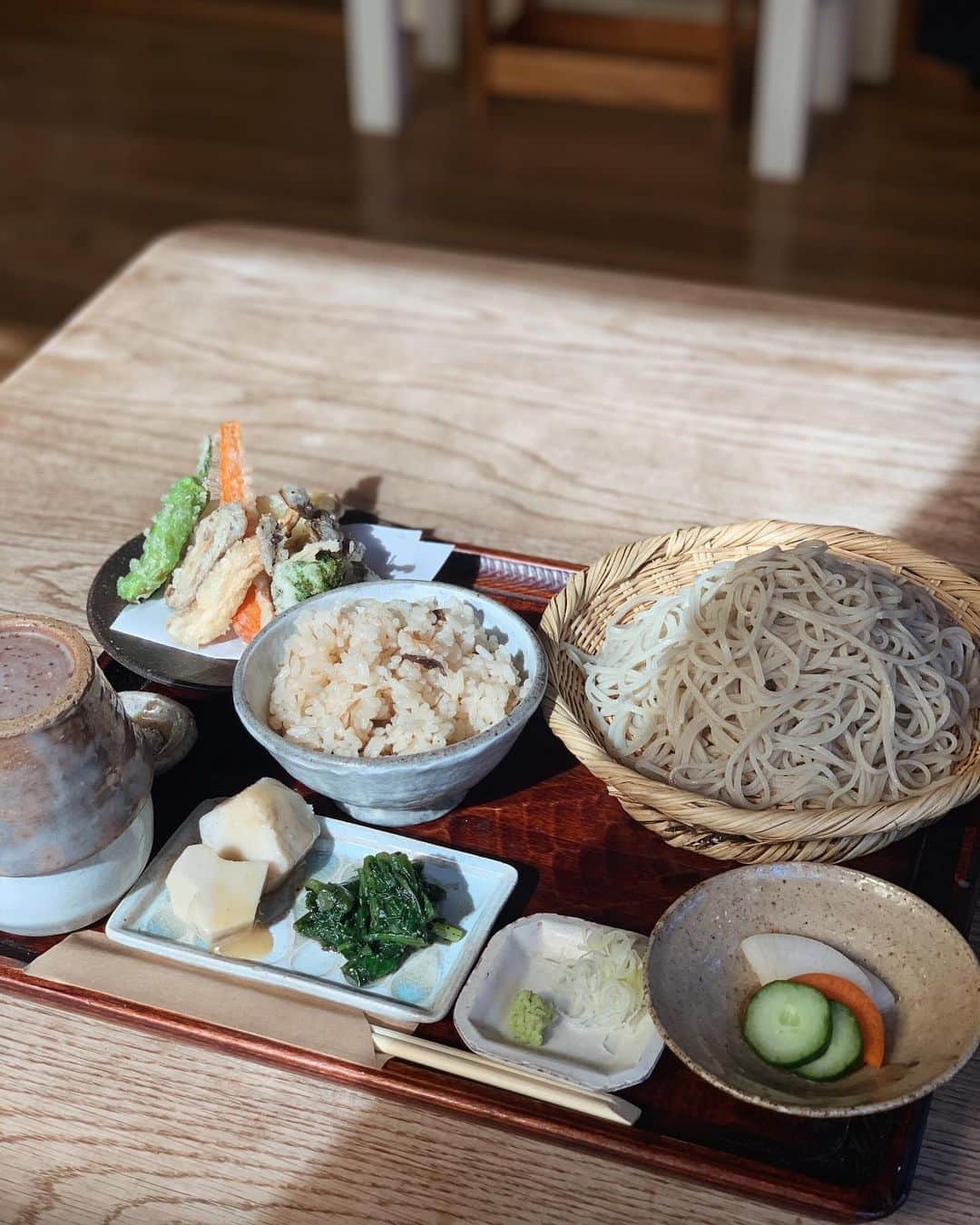 川本彩のインスタグラム：「高尾散歩してお蕎麦ランチ🌿 お蕎麦もお野菜も美味しくて古民家の雰囲気にもほっこり☺️🌷久々の1人時間堪能〜💮！  #高尾 #高尾ランチ #杜々 #高尾山グルメ #高尾山 #お蕎麦屋さん #1人ご飯 #高尾グルメ」