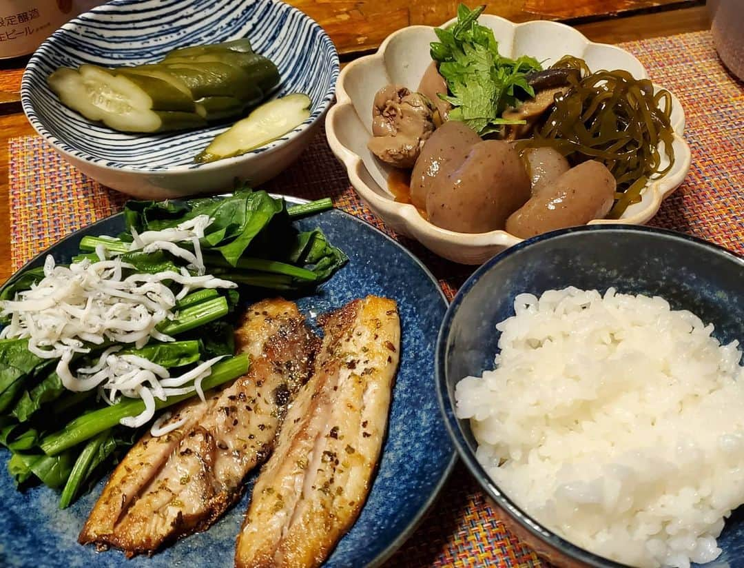 鈴木奈都のインスタグラム：「久しぶりの銀シャリ🍚 &イワシのハーブ焼き🐟 しらす干しもイワシだから鰯づくしだぁね🐟💕  #スーパー鮮魚売場芸人  #サバヨミキッチン  #鰯」