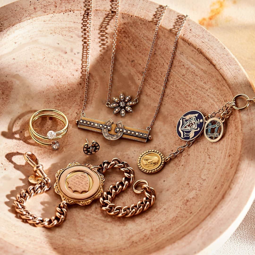 のインスタグラム：「Global Online Exclusive: A new collection of future heirlooms from the London designer @AnninaVogel, respinning history-laden trinkets and motifs. Discover exclusive, one-of-a-kind jewellery online via our bio.」