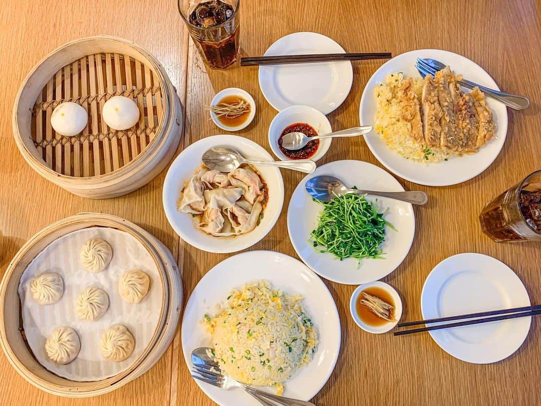 sunaのインスタグラム：「. ずっと行きたかった鼎泰豊🇨🇳 台湾旅行で初めてお邪魔した時に、 美味しくて感動したんですが、 マレーシアのKLCC店舗はHalalでした。  チャーハンはパラパラで小籠包も日本の味と台湾や日本で食べた味と変わらなくてGoodでした😋  そしてお誕生日のお祝いを兼ねてきたので Aizadが奢ってくれた✨✨  I've always wanted to go Din Tai Fung 🇨🇳 When I first visited Taiwan on my trip, it was delicious and I was impressed. The 鼎泰豊 in KLCC in Malaysia was Halal, we went to there to celebrate my birthday.  The fried rice was fluffy and the dumplings were as good as the Japanese taste and the taste was same what I ate in Taiwan and Japan 😋  #malaysia #kualalumpur #travel #love #instagood #kelantan #photography #kl #kotabharu #photooftheday #jerawat #jeragat #kulitkusam #parutjerawat #travelphotography #kurusbadan #resdung #sakiturat #brunei #eczema #acne #putihkulit #gojessmojess #drkno5 #solitemolite #drk #drkkosmetik #travelgram #chlush #kulitsensitif」