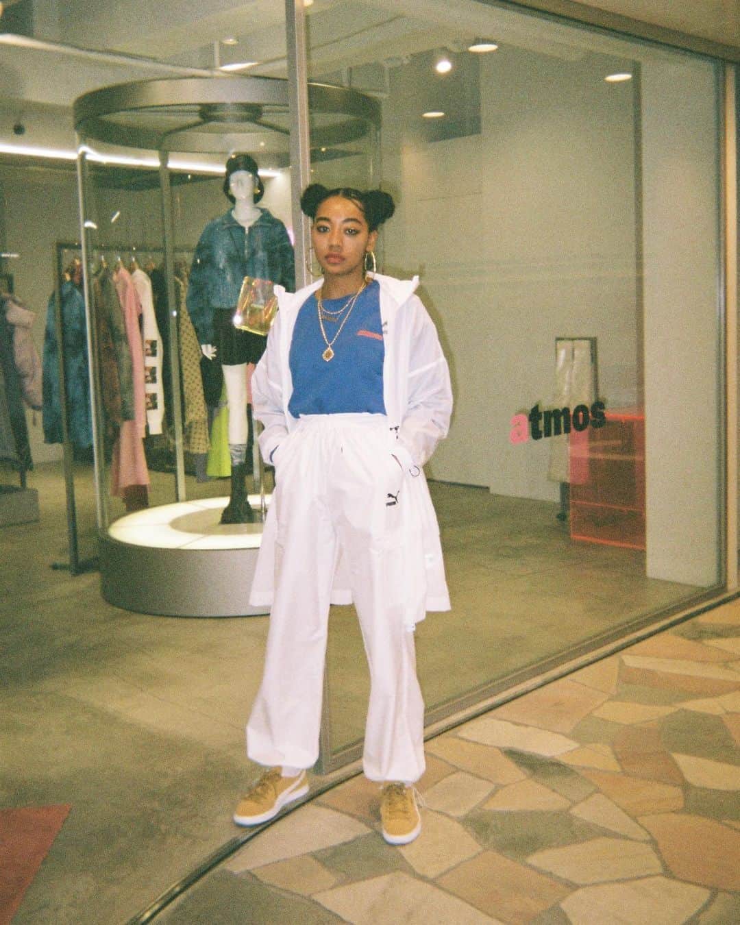 アトモスガールズ/atmos girlsのインスタグラム：「. PUMA#SUEDESUNDAY。 atmos pinkのフィルターを通し様々なジャンルでブレないこだわりと新たな挑戦をするキーパーソンが毎週日曜日に登場！PUMA SUEDEを着用したスタイルをフィルムで切り取ると共に新たなカルチャーが生まれる日曜日。 あなたも新たな1歩を刻もう👟✨ インタビューページはatmos-pink.com ジャーナルページをご覧ください。  💛Special Thanks💛 @atmos_pink_flagship_harajuku       #atmos#atmospink#puma#pumasuede#suedesunday#pumashoes#プーマ#プーマスエード#アトモス#アトモスピンク#スニーカー#スニーカー女子#スニーカーファッション#スニーカースタイル#スニーカーコーデ#スナップ#ストリートスタイル#ストリートコーデ#カジュアルコーデ#原宿#表参道#プーマスニーカー#スエード#スエード素材#クラシックスニーカー#👟pumasneakers#pumawomen#pumalife」