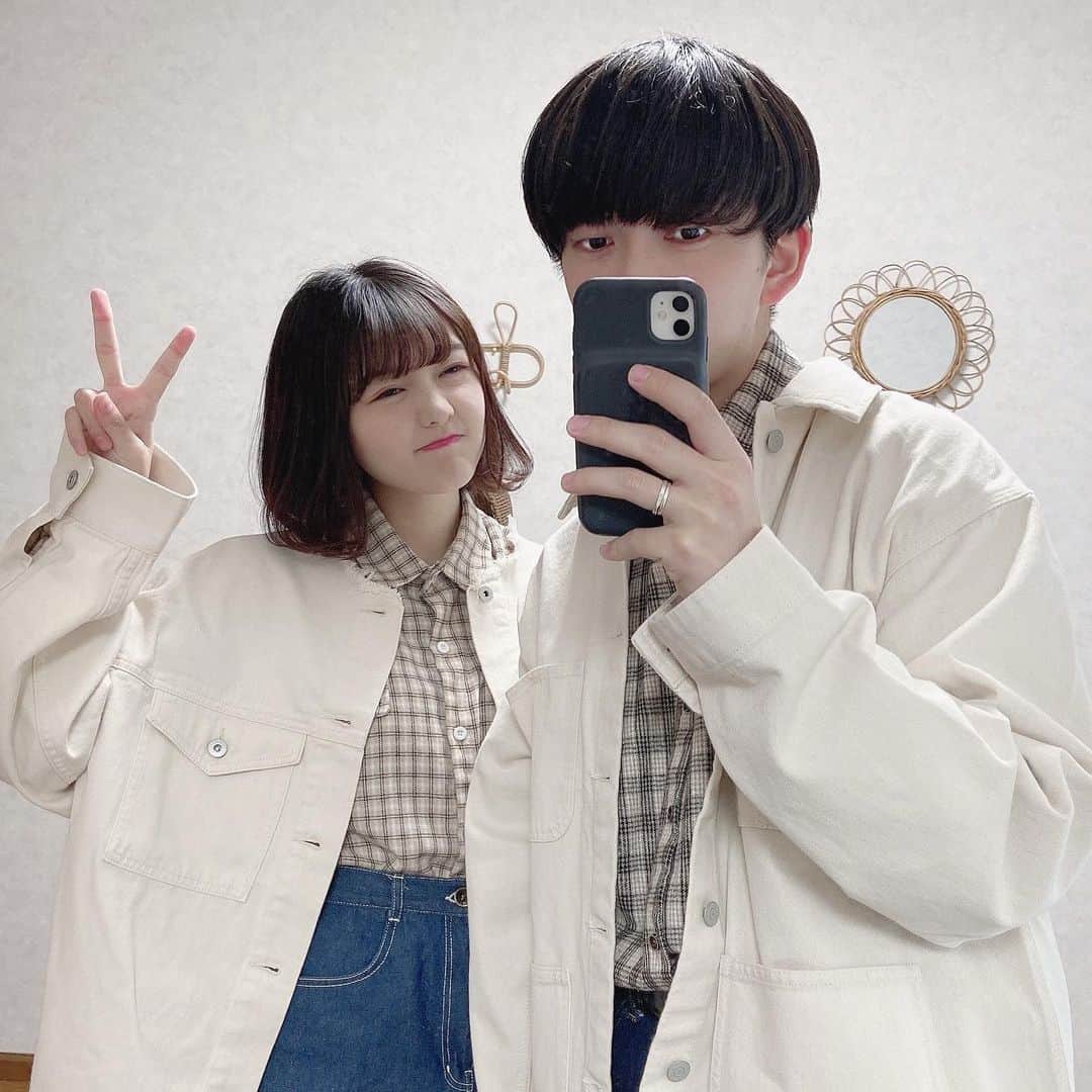 みさねのインスタグラム：「ㅤ 久々のシミラールック🤞🏻 ㅤ Discoatのジャケットゆるくてかわいい🤧 いろんな服に合わせやすくてお気に入り🌸 ㅤ チェックシャツとデニムスカートはCham. ㅤ #シミラールック #デニムジャケット #ペアルック #春コーデ #カジュアルコーデ #discoat #ディスコート #DCZ1011107A0007 #DPZ2011107A0001」