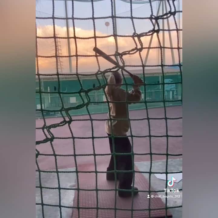 のインスタグラム：「.﻿ 私の、バッティングでございます。。🥵﻿ ﻿ ﻿ アニメ見てたらさ、﻿ めっちゃ打てる気がしてきてさ、﻿ 行ったんやけどさ、﻿ ﻿ (その発想がもうあかん)﻿ 　　﻿ ﻿ 現実はそう甘くない。﻿ ﻿ 全然当たらん🥲﻿ なぜか回りがち🥲﻿ 　﻿ イメトレと違いすぎて﻿ なんか、ほんまに辛かった。(笑)﻿ ﻿ ﻿ でも昨日TikTokに投稿したら﻿ 意外と " スラッガーぽい " とかコメント来てて﻿ えぇ！ってなってます🤣💦(笑)﻿ ﻿ ﻿ むずかしかった……くやしっ！﻿ ﻿ ﻿ やっぱりたまにゴルフ感出てない？🏌‍♀﻿ ﻿ ﻿ ﻿ ﻿ #バッティングセンター #メジャー﻿ #野球好き #オリックス #Bs2021 #野球女子﻿ #BsGirls #野球 #バファローズ #orixbuffaoes﻿ #baseball #プロ野球 #ORIX #buffaloes﻿ #オリックスバファローズ #avex #dance #💜」