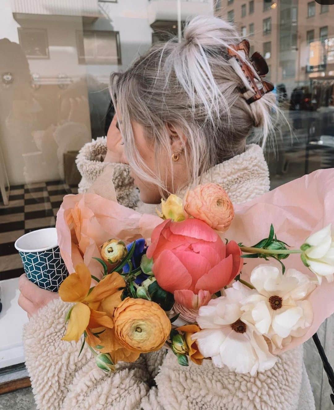 アンジェリカ・ブリックのインスタグラム：「Can you feel that spring is coming?💖☀️🌸🌻」