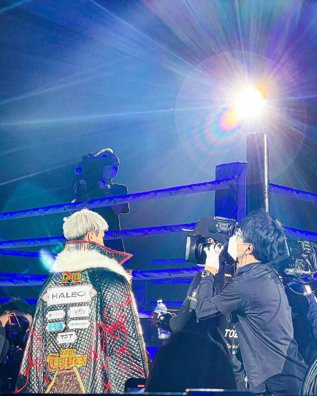 金尾玲生のインスタグラム：「.  今日はTeam @haleo_official で仲良くしてくれてる @taijushiratori が招待してくて人生初の格闘技を観に行ってきました！  パンチやキックの音が響いてて、 ずーっと興奮しっぱなしでやばかったー。  結果で言うと負けてしまったけど、 めちゃくちゃカッコよかった。  なんか俺もクソ悔しかった。  でもどんなスポーツでもそうだと思うけど、命をかけて真剣に闘う姿はまじで痺れるよなー。  特に目が違かった。  本当に招待してくれてありがとう！  めちゃくちゃ刺激になったし、ハマりました！  大珠 お疲れ様！また魅せてくれ🙌🏽  #rise #rise_eldrd  #格闘技 #白鳥大珠」