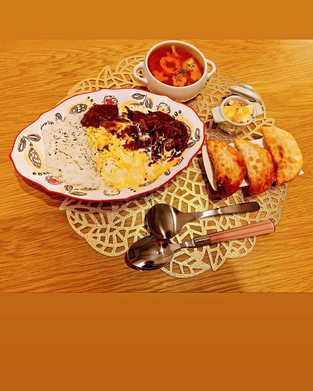 間宮梨花のインスタグラム：「産後、里帰りおえてから 初のご飯はリクエストの ハッシュドビーフと 納豆パリパリくんだったよ💕💕 作り方ハイライト☺️‼️ #りかちゅう飯 #旦那ご飯 #ハッシュドビーフ #納豆レシピ  #オムハッシュドビーフ」