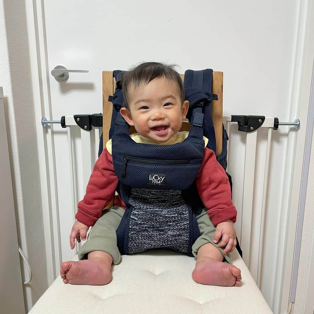 馬渕史香のインスタグラム：「ラッキーの #パワーサポートキャリア こんな使い方もできますよってご紹介 〜チェアベルト〜  股のところをSサイズにして、椅子に着けて、前向き抱っこの要領でバックルを留めてあげればOK  身体がしっかりホールドされて前にのめり出すこともないし、股のサイズ調整した分がちょうどお尻のクッションになって座り心地も良さそう  腰のセーフティベルトのおかげで、抜け出しも防げるし、少し緩めにつけてあげても大丈夫そうやね  と言うか、さっき説明書見てたら、おんぶもできることを思いだした！！  パワーサポートキャリア、すごい😳  #ラッキー抱っこひも #ラッキーインダストリーズ #抱っこ紐 #パワーサポートキャリア #アンバサダー #pr   #あしざわ家 #赤ちゃんのいる生活 #令和2年生まれ #5月生まれ #男の子ベビー #令和ベビー #babyboy #2020baby #ゼクシィbabyママ隊 #ずぼら主婦」