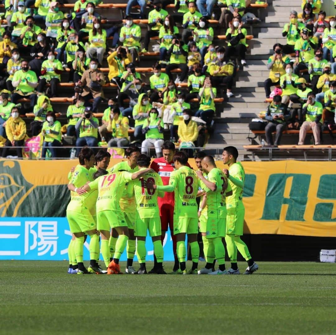 安田理大さんのインスタグラム写真 - (安田理大Instagram)「First game of the season⚽️ Stay positive!!   応援ありがとうございました💛💚」2月28日 21時42分 - michi_yasuda_official