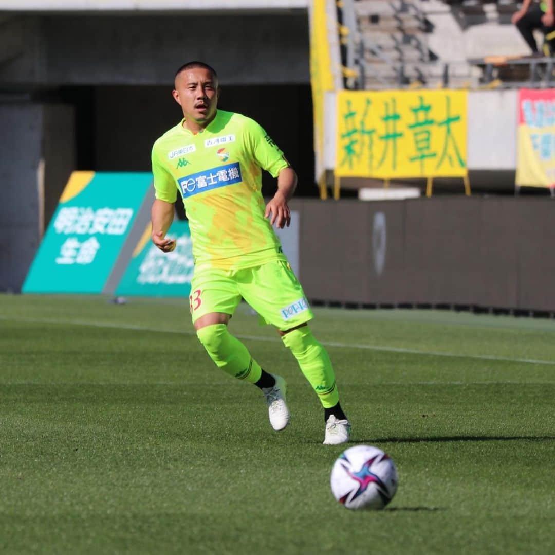 安田理大のインスタグラム：「First game of the season⚽️ Stay positive!!   応援ありがとうございました💛💚」