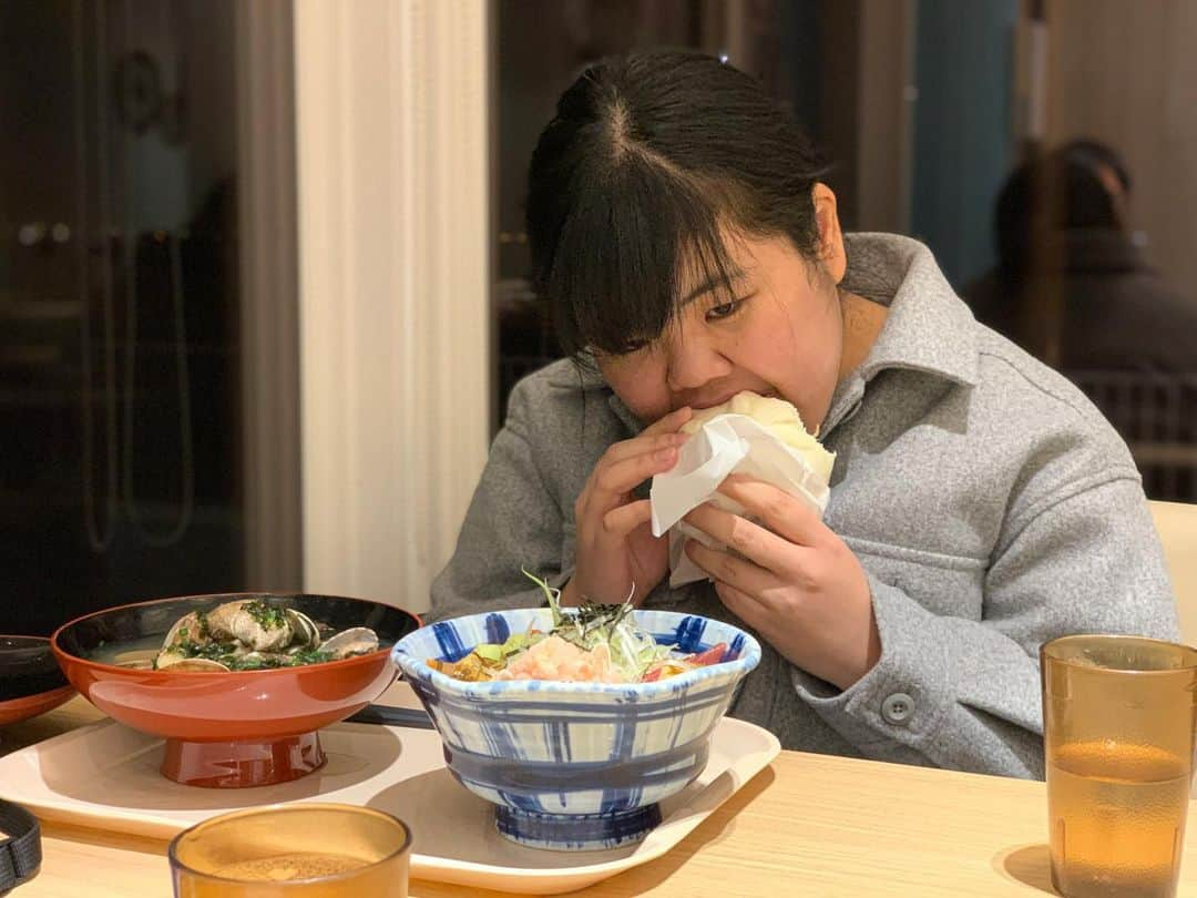 きりやはるかさんのインスタグラム写真 - (きりやはるかInstagram)「食べてる姿は本当に愛おしいのよね #ぼる塾 #あんり #千葉県 #海ほたる #あさりまん #懐かしい #また #みんなで #お出かけ #したいな #ていうか #結構 #食べるね #可愛い #愛おしい #大好き」2月28日 21時42分 - kiriyaharuka