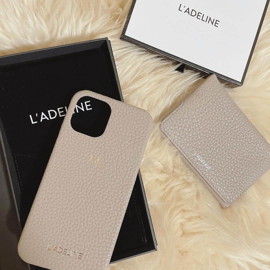 のインスタグラム：「﻿ 可愛いiPhoneケースと﻿ ティッシュケースが届いた〜！🥰﻿ ﻿ ﻿ "あなたより美しいブランドはない"﻿ っていうコンセプトの﻿ 自分だけの特別なハンドメイドケース🏹﻿ ﻿ 素敵だと思いませんか？？✨﻿ ﻿ ﻿ ﻿ 🏷3月31日まで使える﻿ 10%offクーポンコード﻿ 『maiyasuhara』﻿ ﻿ ﻿ ﻿ #ladeline#ラデリンヌ#iphone12pro#iphonecase#leathergoods#handmade#スマホケース#ティッシュケース#おうち時間#置き画くら部#おうちカフェ#女子力向上委員会」