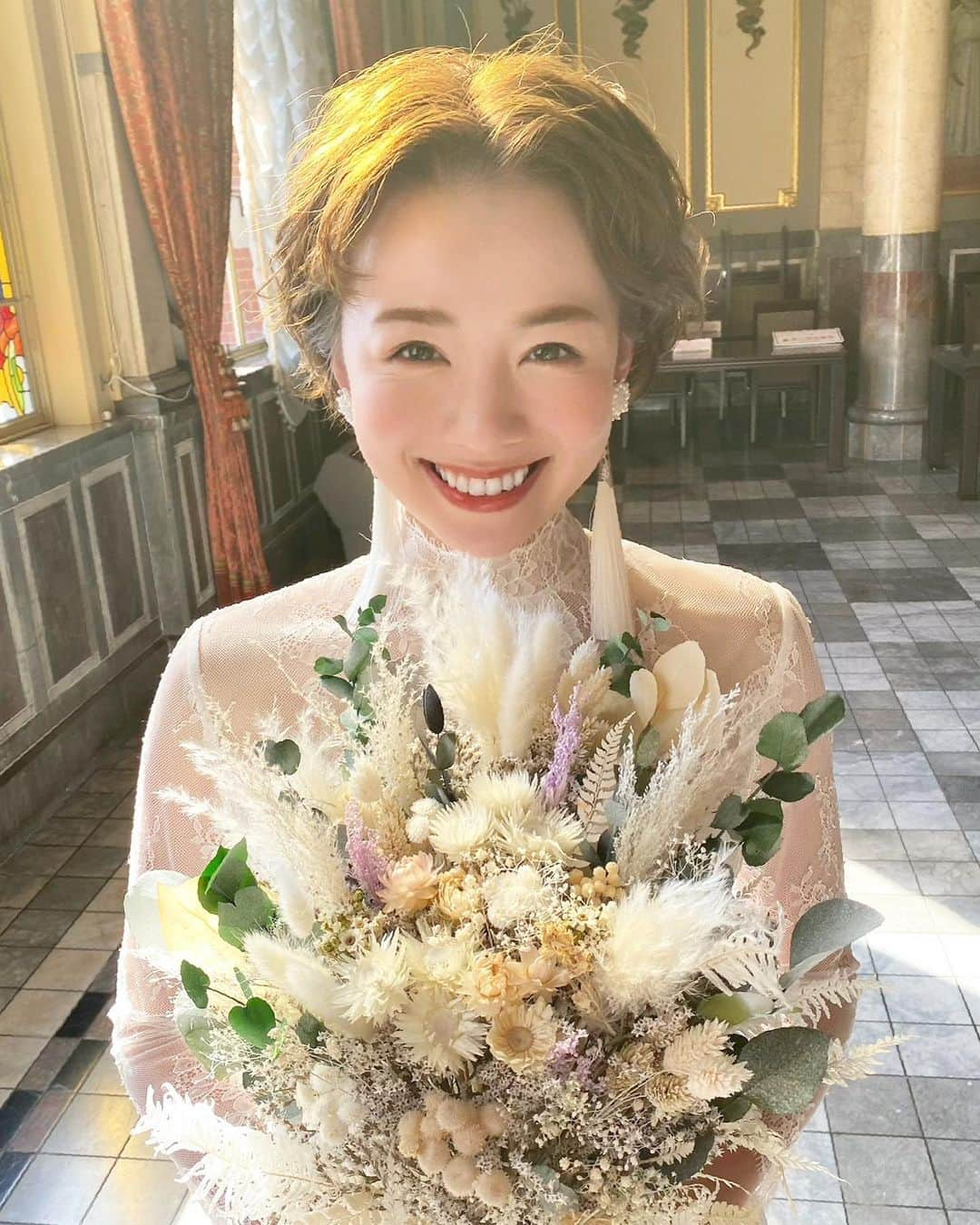 黒田真友香さんのインスタグラム写真 - (黒田真友香Instagram)「ブライダル撮影オフショットパート2💐  ショートヘアだとシンプルなラインのドレスがぴったり🙆‍♀️  「真友香ちゃんは自分の結婚式ロングとショートどっちで出たいですか〜？」ってよく聞かれるんだけど、  ドレスはショート、和装するなら付け毛かなあ🥺 前撮りで色々遊んで式はショートでシンプルとか☺️笑  #ブライダルモデル#前撮り#ブライダル#洋装前撮り #洋装モデル#プレ花嫁#前撮りポーズ #前撮りヘア #前撮りドレス#ドレスヘア #ドレスヘアアレンジ #ドレスヘアスタイル」2月28日 21時43分 - kurodamayukaxx