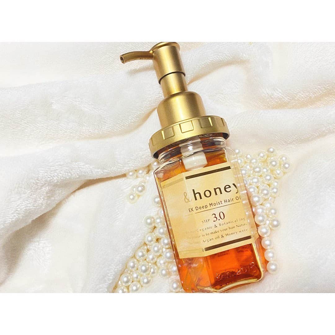 彩香のインスタグラム：「＊ #ヒロロ の#minipla で購入した&honeyのヘアオイル🐝🍯 しっとり感がとても強くて、髪質硬めのわたしにとってとても嬉しい商品です💓 ＆honeyの中でも3種類くらいあるみたいなので、他のも試してみたいな〜(*´∇｀*) 美容系のものは、ヒロロのminiplaにお世話になりっぱなしです😍 ＊ ＊ ＊ #アンドハニー #ヘアオイル #はちみつ配合 #しっとり」