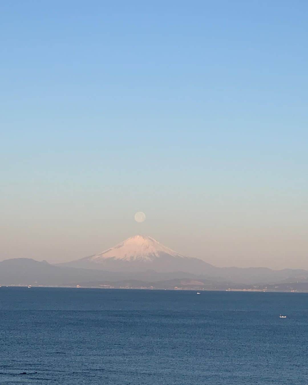 泉見祐希のインスタグラム：「. 誕生日の日になんと富士山の真上に満月が見れたんです🤍なんだかものすごーくたっぷりのパワー貰ったので、みなさまにもおすそわけ🗻🌕ほれぼれ。 たくさんのお祝いのメッセージ、ありがとうございました☺︎♩」