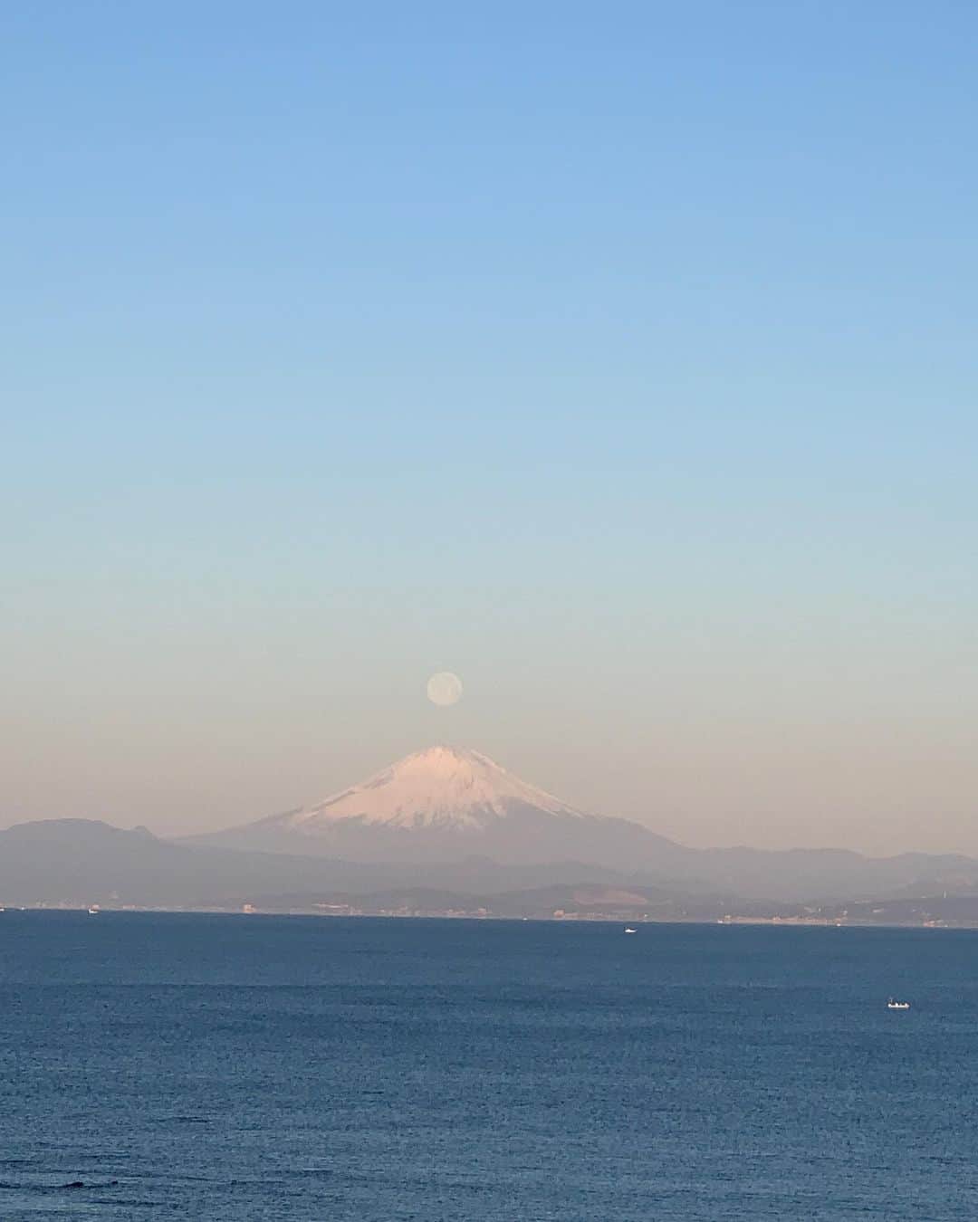 泉見祐希さんのインスタグラム写真 - (泉見祐希Instagram)「. 誕生日の日になんと富士山の真上に満月が見れたんです🤍なんだかものすごーくたっぷりのパワー貰ったので、みなさまにもおすそわけ🗻🌕ほれぼれ。 たくさんのお祝いのメッセージ、ありがとうございました☺︎♩」2月28日 21時55分 - yuuki_izumi_