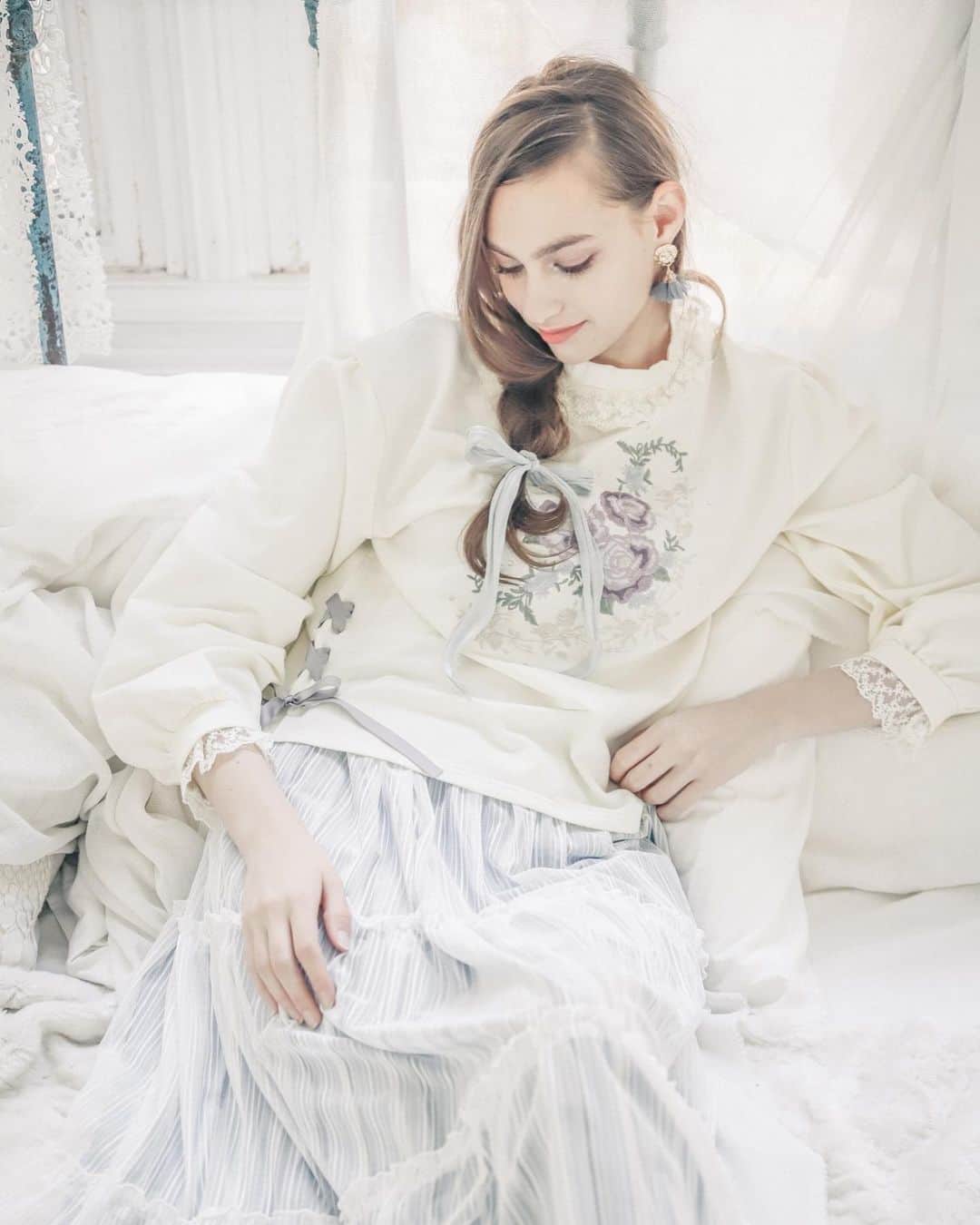 のインスタグラム：「. . . ~2021 spring&summer collection~ 『fleur voile』 . -catalogue concept- 身近な環境で過ごす新しい日常。 お気に入りを身にまとい、勇気を出して1歩ふみだす。 大切な時に背中をおしてくれる、 そんなアイテムをaxes femmeから見つけて欲しい。 心ときめく小さな幸せを身にまとって… クラシカルなディテールを取り入れ デイリーに使えるフェミニンスタイルをお届けします。 . . ✽・:..｡o￠o｡..:・✽・:..｡o￠o｡..:・✽・:..｡o￠o｡..:・ . . ◇ サイドレースアップ花刺繍プルオーバー color:生成り・濃ピンク・ブルー price:¥3,900＋税 . ◇ストライプチュールスカート color:淡ピンク・サックス・黒 price:¥4,900＋税 . ✽・:..｡o￠o｡..:・✽・:..｡o￠o｡..:・✽・:..｡o￠o｡..:・ . . . . #axesfemme #axes #ootd #outfitoftheday  #springfashion #summerfashion #instafashion #kawaiifashion #elegancestyle #casualstyle  #2021ss #アクシーズファム #アクシーズ #春コーデ  #夏コーデ #エレガンス #カジュアル #フェミニン #ヨーロピアン #ヴィンテージ #フリル #レース #2021春夏 #大人コーデ #日系」
