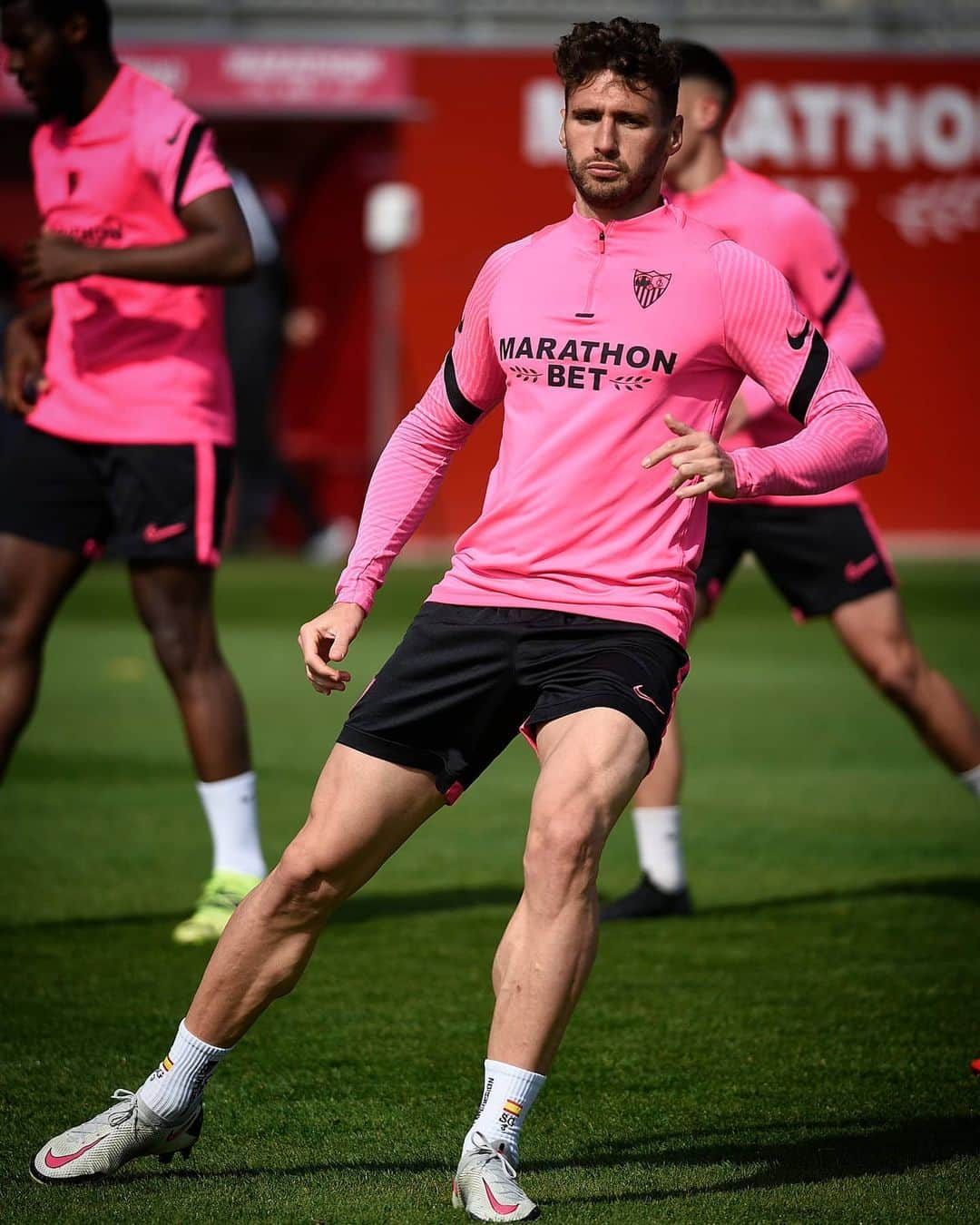 セビージャFCさんのインスタグラム写真 - (セビージャFCInstagram)「Ｃｅｎｔｒａｄｏｓ ｅｎ ｌａ #CopaDelRey 🏆  #focused #sevillafc #training #nuncaterindas #wearesevilla #entrenamiento」2月28日 21時49分 - sevillafc