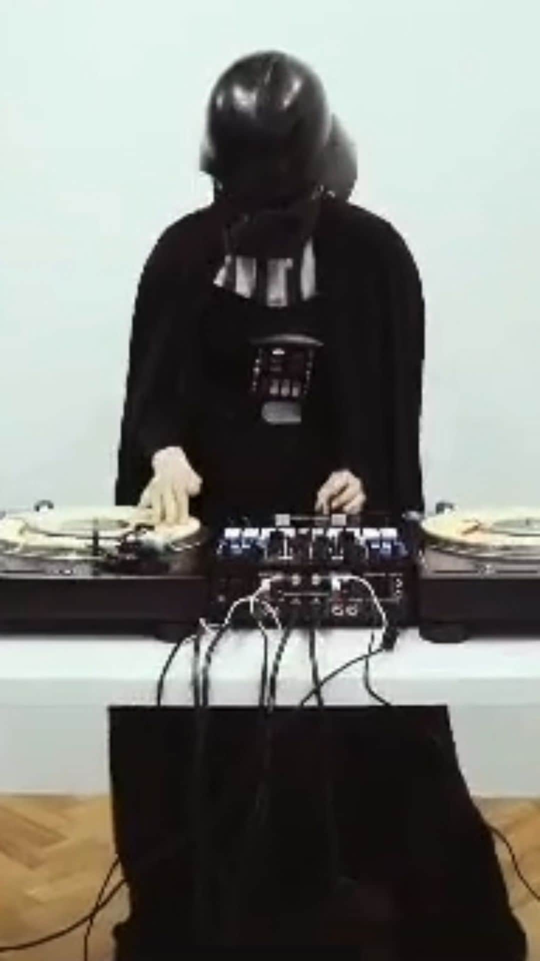 Dj Sodaのインスタグラム：「누구게?🖤」