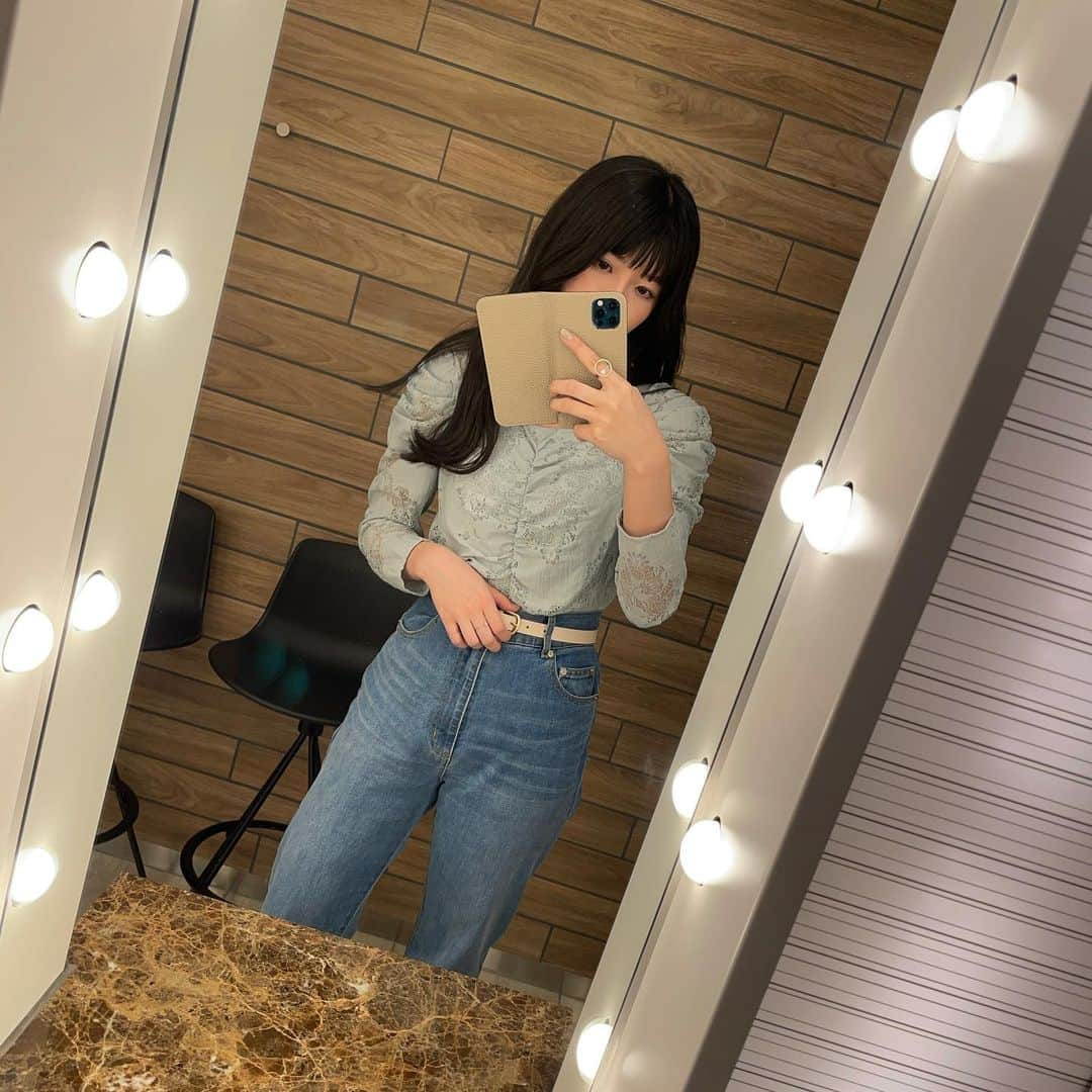 磯原杏華のインスタグラム：「先日の収録 #きょんコーデ  最近デニムを履くようになりました👖 インディゴしか履かなかったのに明るいブルーも履くようになった、成長です」