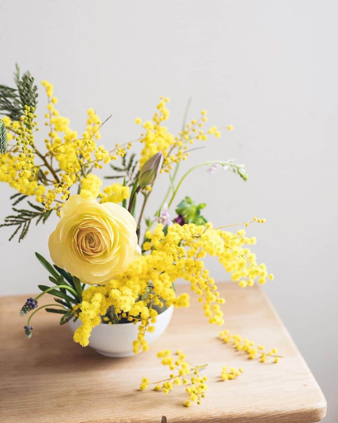 増田由希子さんのインスタグラム写真 - (増田由希子Instagram)「Spring inside 💛 #ranunculus #mimosa #tulip #yellowflowers 春のMoribanaアレンジメントは、 眩しいくらいの黄色💛 🌱 NHK文化センター4月期講座の募集が始まります。詳細は、HPをご参照ください。 #ラナンキュラス　#ミモザ #NHK文化センター横浜教室今月の花」2月28日 21時58分 - nonihana_