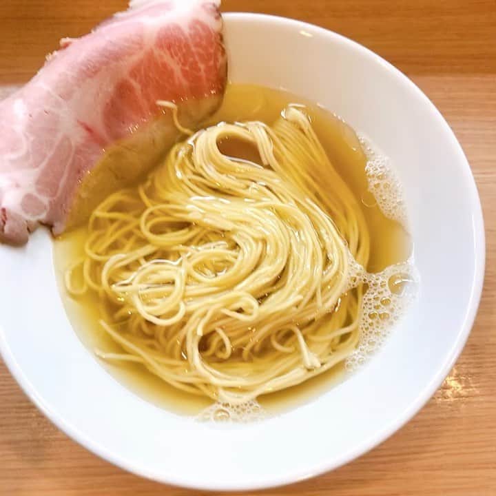 無化調ラーメン「ゆきふじ」のインスタグラム：「『塩』  メンマも乗ってないのか〜 と怒られそうなので、金曜日までの販売になります。  出汁がうまく取れなかったらお休みです。  #塩ラーメン#塩#出汁 #しび節 #しび」