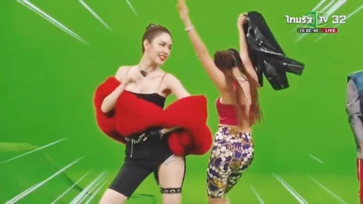 グレース＝カンクラオのインスタグラム：「Bts #จัดจ้านย่านวิภา รีดให้หน่อย ยับมาก 😂💃🏻🕺🏻👯‍♀️ #JJYVP @realyingrhatha @aofpongsak」