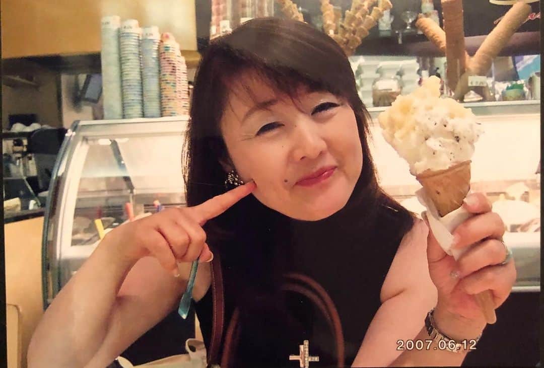 妃乃あんじのインスタグラム：「今日2月28日は母の命日。今日で10年が経ちました。  あっという間の10年。  いつもニコニコと幸せそうで、家族の中心だった母。私にとって母は1番甘えられる心の拠り所であり、1番の親友のようでもありました。 私たち家族にとってかけがえのない人。 母はいつでも、世界で1番パパが好き♡とどんな父でも（笑）何年経っても変わらず深い愛情で愛していました。  母が息を引き取った瞬間、 死ぬ時ってこんなにもあっけないもんなんだ、、、 と初めて知りました。  最後は駆けつけた父の姿を目で追って、父の姿を見た瞬間息絶えた母。  どれ程生きたくて生きたくて、死ぬ気で闘病を頑張っても、死ぬ瞬間はとてもあっけなかった。  母を亡くして私は命と向き合った。そして色々な命の終わり方を知った。 同時に今この瞬間をどう生きたいか、何を大切に生きていきたいか、私自身が向き合うことでこの10年私なりに歩んで来たような気がします。  私の大好きな先輩も同じく大切なお母様を亡くされ10年が経ち、先日お会いした時、 この10年は心のリハビリの10年だったなぁと仰った。 その言葉に、ああ、私もすっかり10年かかったなぁ、、と。でも人との出会いの中で少しずつ乗り越えながら、前に進むために必要な10年だったなぁとしみじみ感じます。  母の口癖、 「ありがとうね、、」 を忘れずに、 私もいつかあっけなく死ぬその日まで 母のように感謝と笑顔で、でも母よりも長くしぶとく生きていきます！  #命日　#最愛の母 #世界で1番大切な人」
