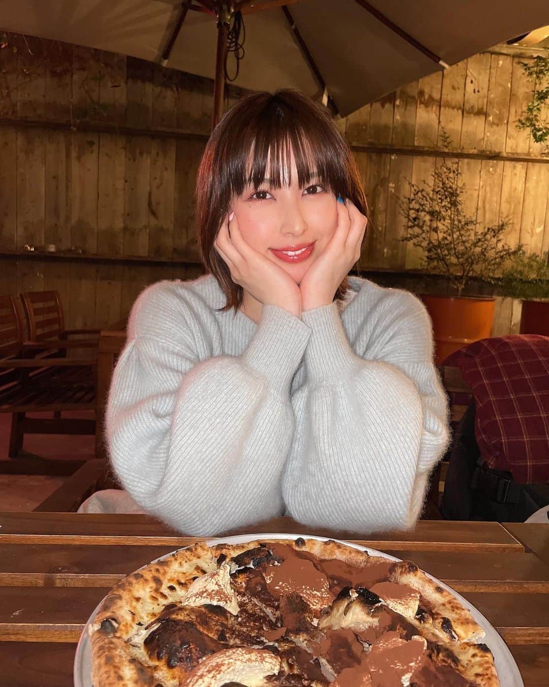 しよりさんのインスタグラム写真 - (しよりInstagram)「大阪帰ってきたら行きたかったお店！  cubiertaのティラミスピザを目当てに行ってきたよ🍕お昼食べてなかったから普通のピザも2枚ぺろりと食べちゃった😋  . .  .  #難波カフェ #なんばランチ #キュビエルタ #cubierta #pizzagram #大阪ピザ#大阪カフェ #堀江カフェ#大阪ピザ　#ピザ好きな人と繋がりたい!#堀江レストラン#テラスカフェ#堀江ランチ#なんばランチ#ルーフトップ#カフェ好きな人と繋がりたい!#大阪力フェ部#関西カフェグラム  #おしゃれさんと繋がりたい #いいね返し #カメラマンさんと繋がりたい#つぼみ大革命#つぼみ#吉本#よしもと#アイドル#idol#大阪#東京#奈良#ライブ #フォローミー」2月28日 22時13分 - shiyooori