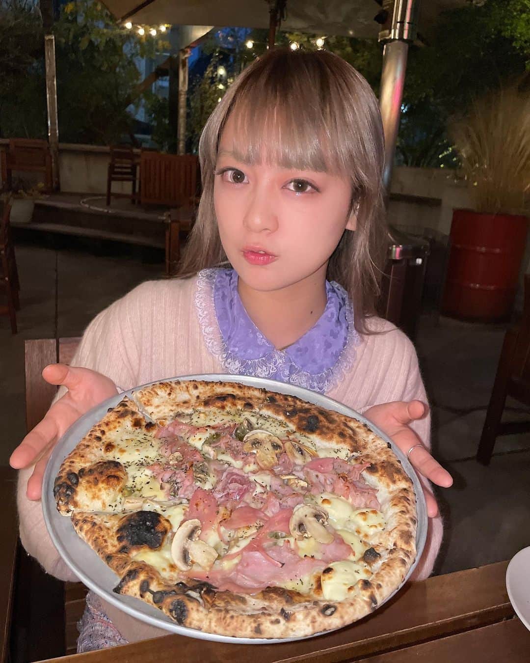 しよりさんのインスタグラム写真 - (しよりInstagram)「大阪帰ってきたら行きたかったお店！  cubiertaのティラミスピザを目当てに行ってきたよ🍕お昼食べてなかったから普通のピザも2枚ぺろりと食べちゃった😋  . .  .  #難波カフェ #なんばランチ #キュビエルタ #cubierta #pizzagram #大阪ピザ#大阪カフェ #堀江カフェ#大阪ピザ　#ピザ好きな人と繋がりたい!#堀江レストラン#テラスカフェ#堀江ランチ#なんばランチ#ルーフトップ#カフェ好きな人と繋がりたい!#大阪力フェ部#関西カフェグラム  #おしゃれさんと繋がりたい #いいね返し #カメラマンさんと繋がりたい#つぼみ大革命#つぼみ#吉本#よしもと#アイドル#idol#大阪#東京#奈良#ライブ #フォローミー」2月28日 22時13分 - shiyooori
