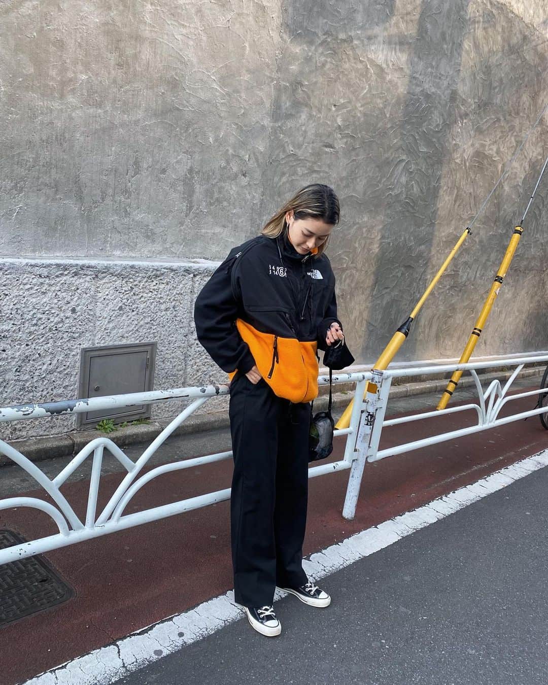 松本瞳さんのインスタグラム写真 - (松本瞳Instagram)「. お気に入りのオレンジ🍊  派手色着る時は、すぐ黒いアイテムを合わせちゃう✊ . パンツは去年買って2020年1番履いたパンツ。笑 name.のものだよー。 #花粉アタック」2月28日 22時13分 - hitomi.mats