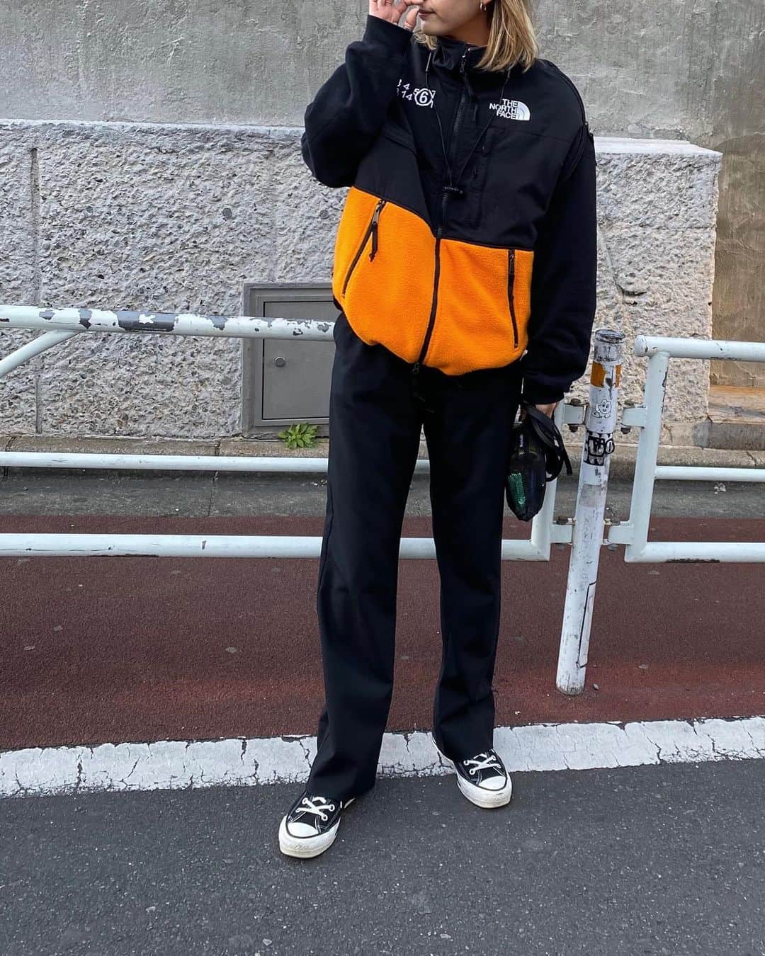 松本瞳のインスタグラム：「. お気に入りのオレンジ🍊  派手色着る時は、すぐ黒いアイテムを合わせちゃう✊ . パンツは去年買って2020年1番履いたパンツ。笑 name.のものだよー。 #花粉アタック」