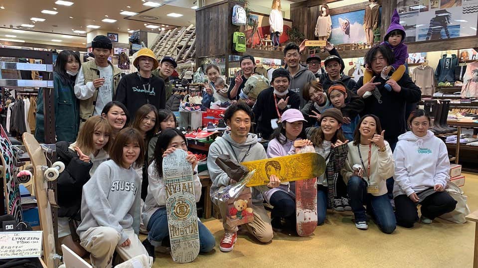 のインスタグラム：「宮腰店長、今まで本当にありがとうございました。 店長がムラサキのライダーに選んで下さったお陰で今の私があります。 思い返せばたくさんの思い出があり、宮腰店長は、私の恩人です。 大阪へ行かれても頑張って下さい。 私も宮腰店長に少しでも恩返しができるように頑張ります。 寄せ書きにご協力して下さった皆様ありがとうございました。 #ムラサキスポーツイオンモール高岡 @murasakisports_official @miyakoshi56」