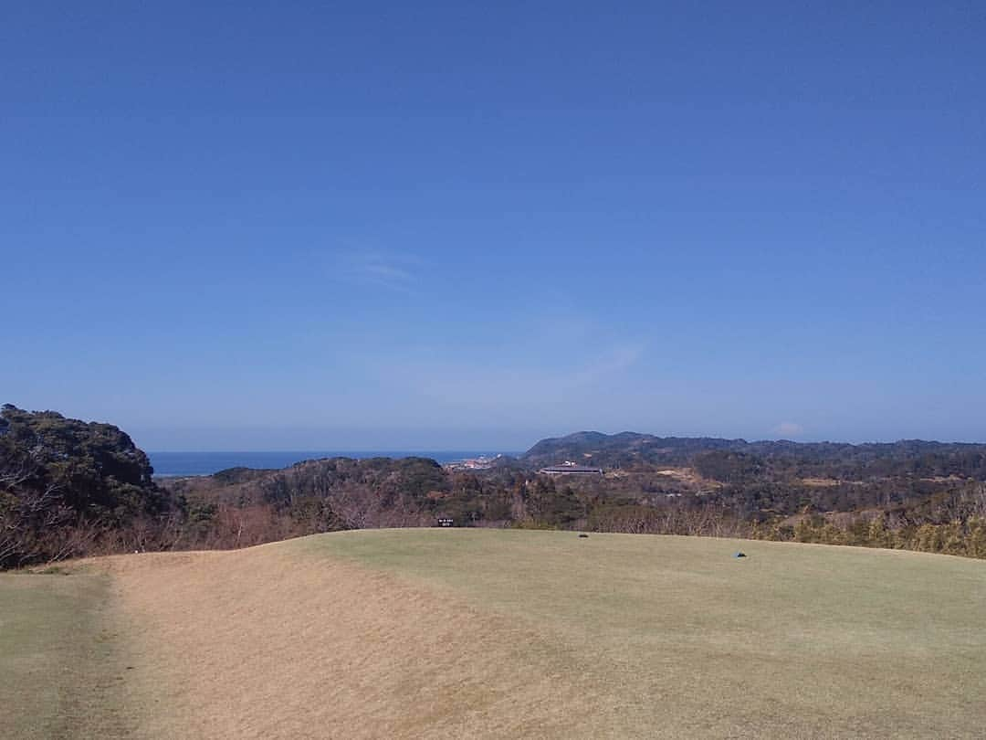 佐々木実季さんのインスタグラム写真 - (佐々木実季Instagram)「今日はゴルフでした⛳️✨ちょっと寒かったけど、とてもいい天気で絶好のゴルフ日和だったよ🌞 いろんなところでラウンドしてみたい派なので、今日も初訪問の房州カントリークラブに行ってみました🏌️クラブハウスがすごく綺麗でした✨ バンカーバンカーな1日でしたが、バンカーに助けられた日でもあったんです😁また載せますね✌️ #房州カントリークラブ #ゴルフ #adidasgolf #デルソルゴルフ #フットジョイ #パラディーゾ #paradiso #delsol #アディダスゴルフ #footjoy #ブリヂストンゴルフ #ゴルフランチ #ゴルフ女子 #⛳ #🏌 #ゴルフ大好き #ゴルフ上手くなりたい #ゴルフ好きな人と繋がりたい #ゴルフ女子と繋がりたい #golf #lovegolf」2月28日 22時05分 - miki.sasaki_golf