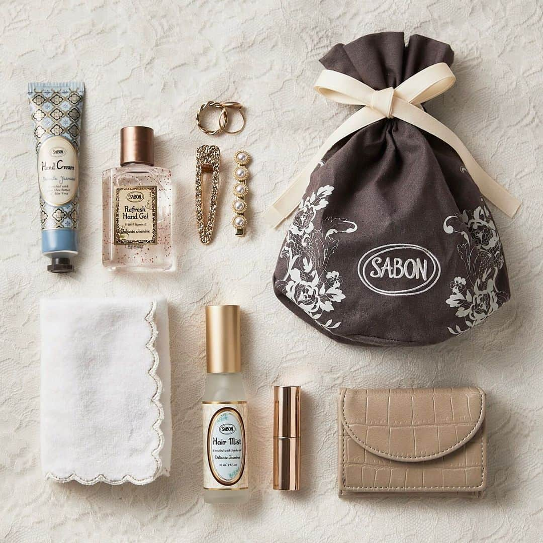 SABON Japanさんのインスタグラム写真 - (SABON JapanInstagram)「＜SABONアイテム👜バッグの中身＞ いつでもどこでも水なしで手肌をリフレッシュしながら、さらっとした潤いを保つ"リフレッシュ ハンドジェル"。 指先から優雅にSABONの香りを楽しめる、毎日の手元ケアのマストハブアイテムです。  外出先でもSABONの香りを気軽に纏える"ヘアミスト"。 これからの時期気になる静電気防止効果*もあり、乾燥などの環境ダメージから髪を守ります。 ホホバオイルが髪を軽やかに潤し、髪が揺れるたびに、ふんわりと広がる柔らかな香りにうっとり。  ハンドクリームは、忙しい日々の癒しにぴったり。﻿気軽にケアを楽しめます。﻿ ﻿ SABONの香りがあなたの魅力をより引き出してくれるでしょう。  ＊ロゴ刺繍入りオリジナル巾着ポーチは公式オンラインストアにて3月中に販売予定です﻿ ﻿  #MySABON﻿ #Whatsinmybag﻿ ﻿ #sabon#ハンドジェル#サボン#ヘアケア#ヘアミスト#持ち運びコスメ#ホホバオイル#ハンドクリーム#ハンドケア#環境ダメージ#静電気防止#サボンの香り#SABONの香り#香りのある暮らし#デリケートジャスミン#ジャスミンの香り#ツヤ髪#コスメ#コスメ紹介#ミニコスメ#バッグの中身#SABONの香り#サボンの香り#コスメ購入品#ポーチの中身#リール#バッグの中身」2月28日 22時06分 - sabon_japan