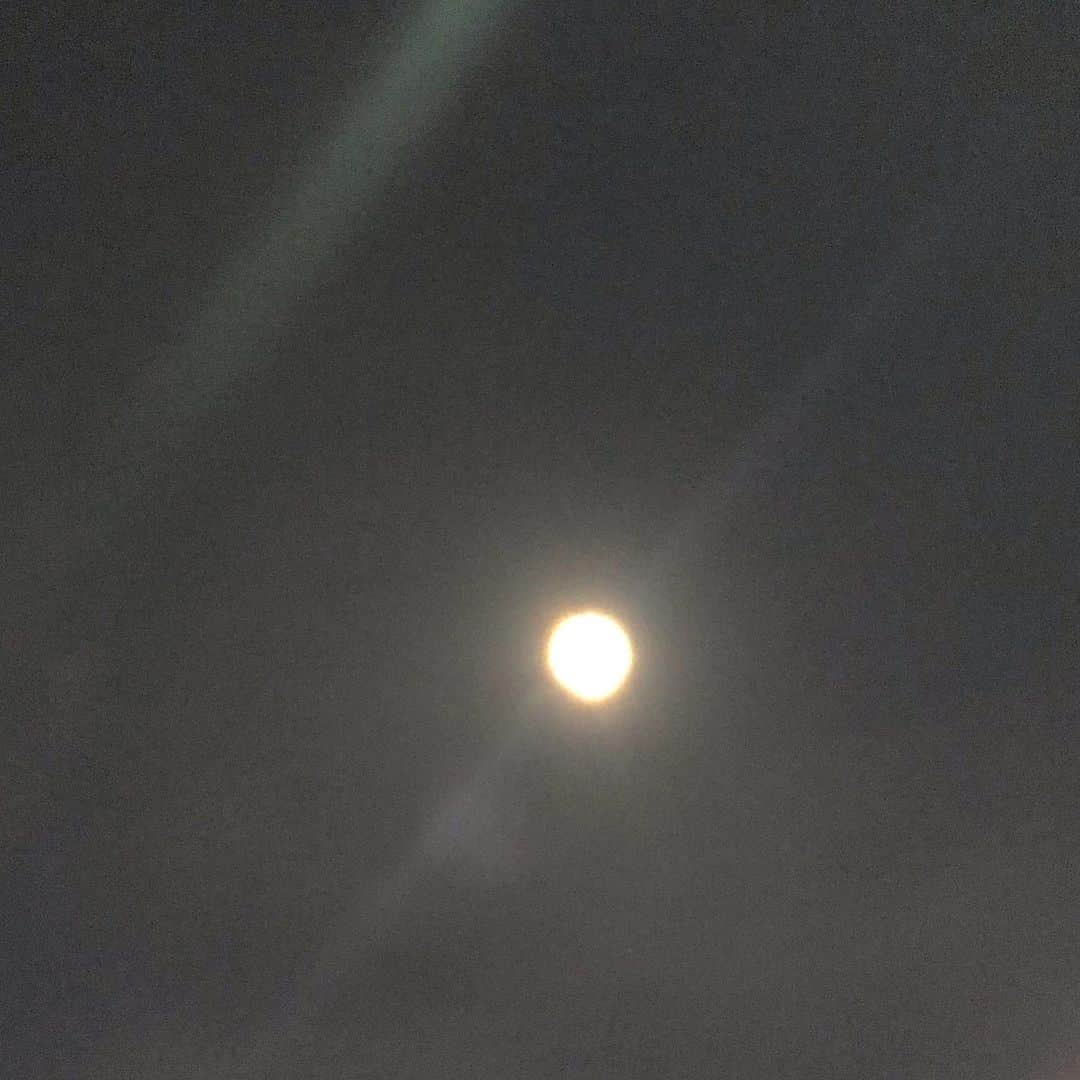 土屋眞弓のインスタグラム：「昨日が満月🌕 一日遅れてお月さまに👏✨✨  #moon  #fullmoon」