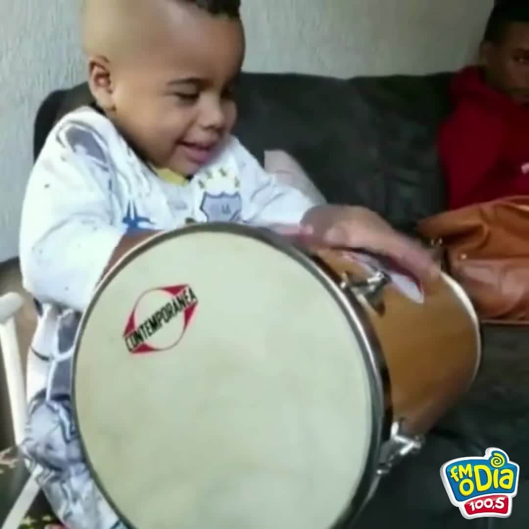 Rádio FM O Dia のインスタグラム：「E essa alegria de tocar tantan? 😍Chamaria essa ferinha pra sua roda de samba?💥」