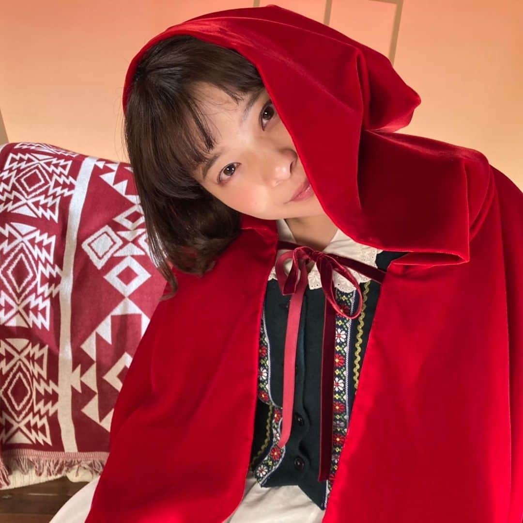 岸井ゆきののインスタグラム：「NHKのEテレで放送されている読み聞かせや読書の楽しさを伝える番組『おはなしのくに』の 『赤ずきん(グリム童話)』に出演致します。 初回は、3月1日（前9：05～9：15）放送です！！ 赤ずきんと、お母さん、病気のおばあさん、狩人、オオカミと5役を演じます。 一人五役は初めての体験で、リハーサルをする前はどう表現すればいいのかを複雑に考えていましたが、メイクや衣装、声色を使って、スタッフさんと相談しながら楽しく、おはなしのくにの赤ずきんを作ることができました！ 個人的な話ですが今はまだ小さな小さな姪っ子に、いつか見てもらえるかなと思うととってもうれしいです。 そうおもって、まだ赤ずきんをしらない方にもつたわるよう、演じました。 ぜひみてくださいっ！」