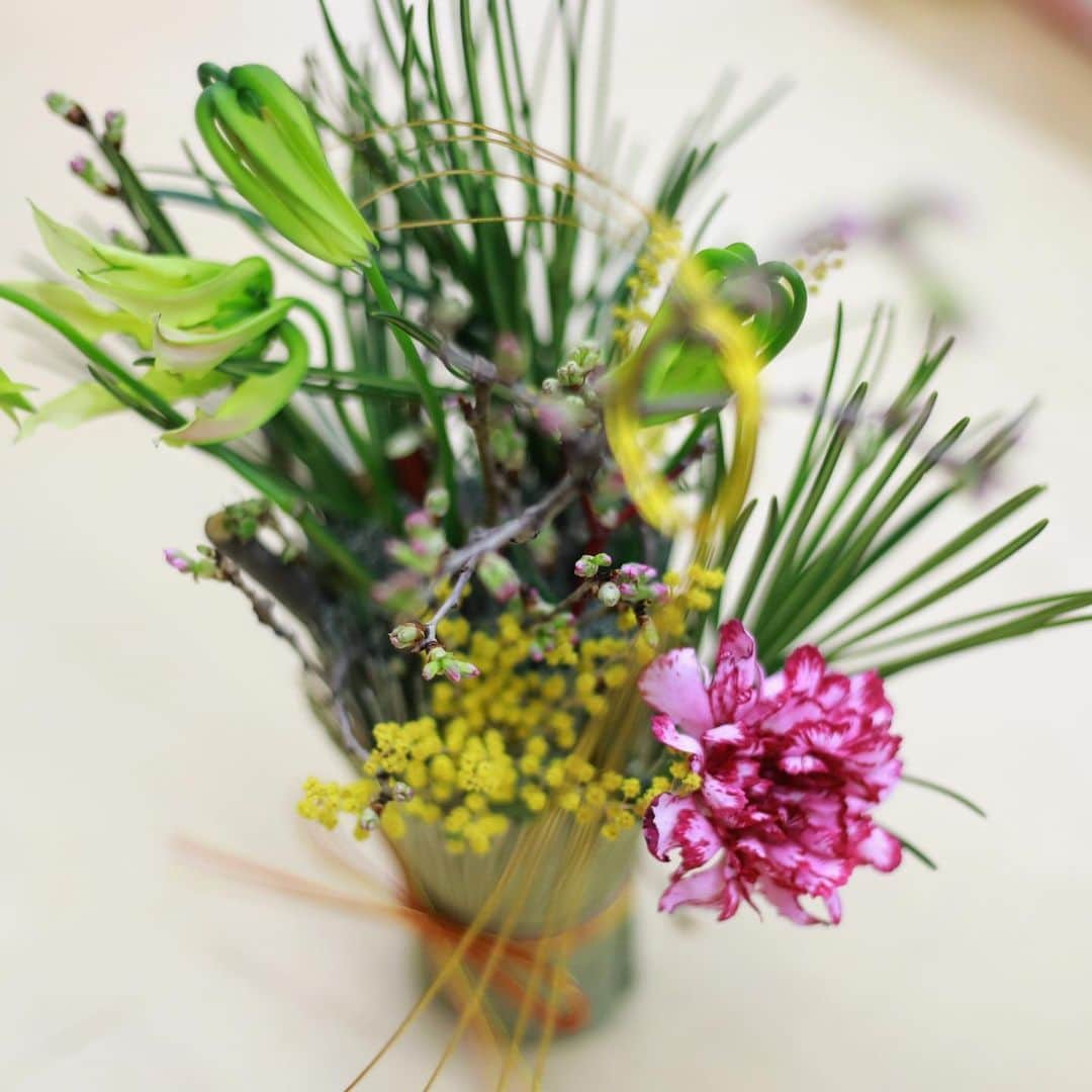 宮田麺児のインスタグラム：「こちらの作品は　水あげや 必要なく　切った　枝や花を 畳の端を丸めた 畳のオアシスに　いけました。  #生花 #畳 #オアシス #桜 #活花 #花いけ #美しい」