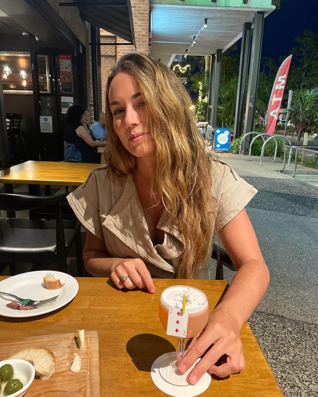ダニエル・コリンズのインスタグラム：「Was hoping for an ace. However, 3 is a lucky number for Sagittarius 🙏Bottoms up ✨🥳🍸🪄♐️」
