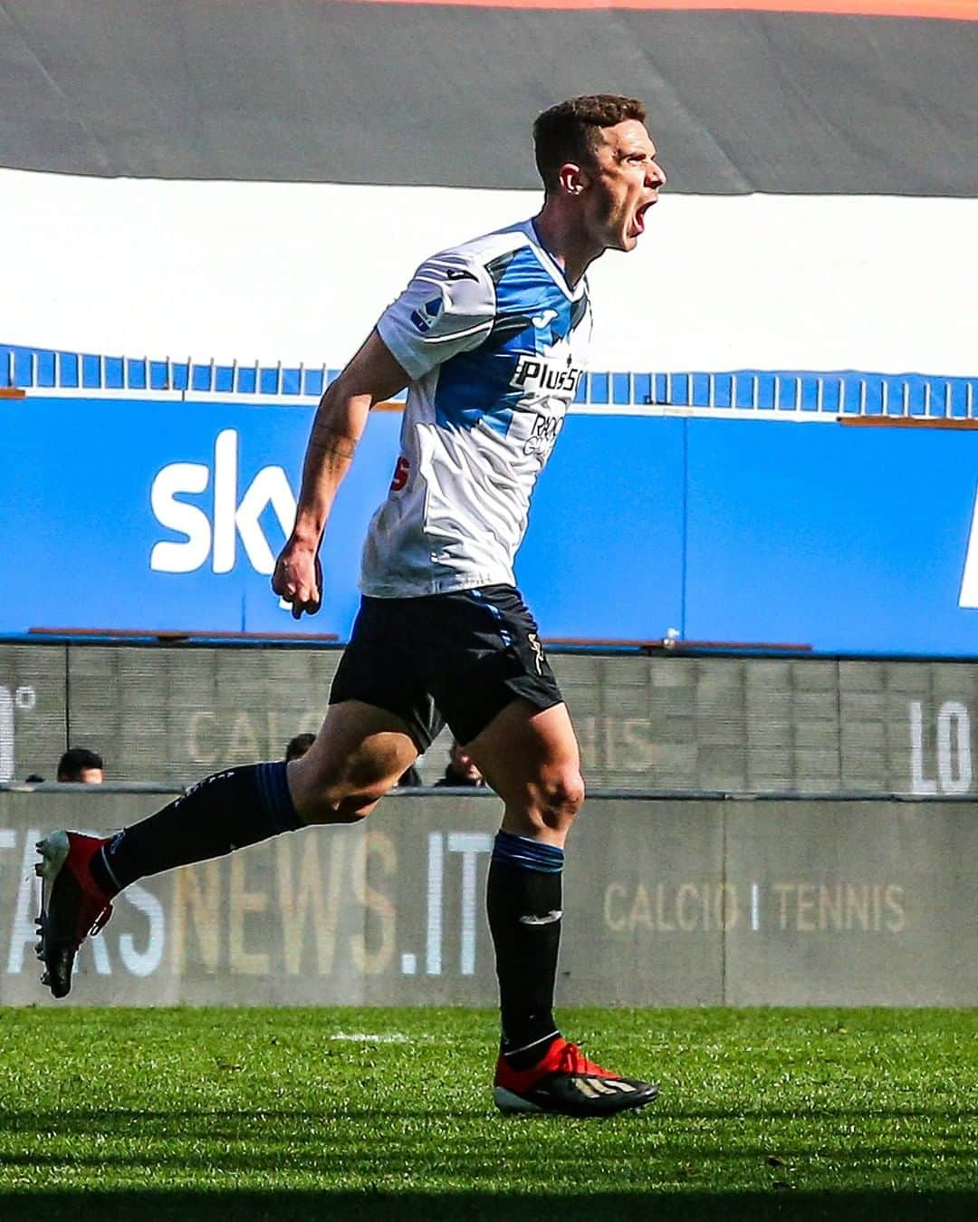 アタランタBCさんのインスタグラム写真 - (アタランタBCInstagram)「🗣 GOOOOOLLLLL!!! 🏹 ⠀ @robingosens #SampAtalanta [0-2 75'] #GoAtalantaGo ⚫️🔵 #Atalanta #BergAMO #ForzaAtalanta」2月28日 22時07分 - atalantabc