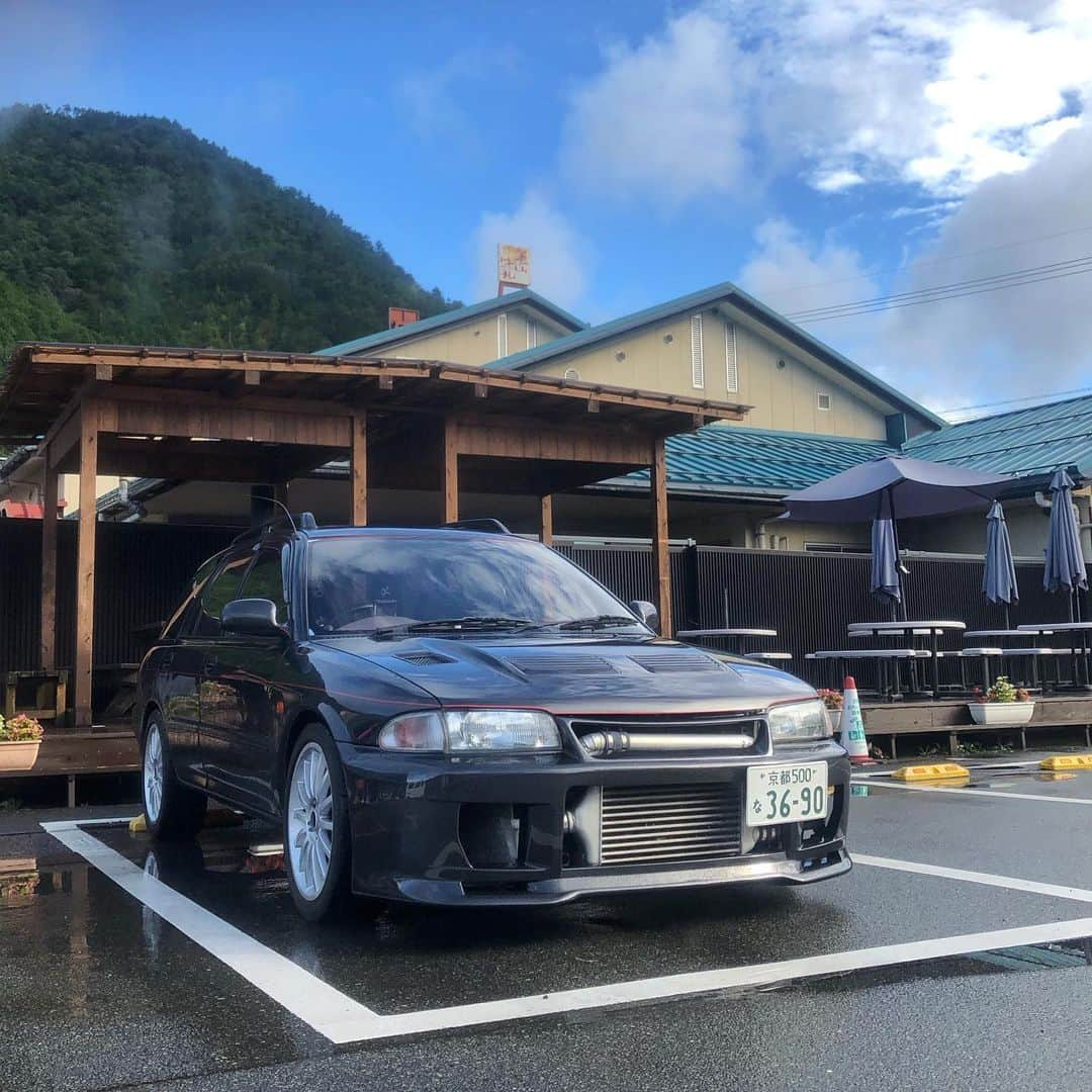 直樹 加藤さんのインスタグラム写真 - (直樹 加藤Instagram)「.. 公認改造車でたま〜に履いていたスタッドレスタイヤを売ってきました。  ？と言うことは、雪が降ったら、乗らないの？←雪が積もったら、ダンロップのオールシーズンタイヤを履いているスズキエブリーが活躍してくれます。  そもそも、オーツタイヤのファルケンブランドのアゼニスのグリップ性能にサスペンションを合わせている車に、アイスバーンでもグリップする様に設計されたブリザックを装着する事に無理があるのです。  ハイグリップタイヤに合わせた硬めのバネとダンピングだと、サスペンションが動く前に柔らかなスタッドレスタイヤがたわんで、なんともヘンテコな操縦感となり、めちゃくちゃ危ないんですよ。  で、丸山モリブデンと出会って以降、ファントゥドライブな軽バンとなったエブリーと公認改造車を明確に使い分けていこうと。  スタッドレスタイヤは、経年劣化で、溝が残っていたとしても、アイスバーン性能は、著しく悪くなります。  という事は、使わないスタッドレスタイヤを長く持っていれば、いるほど、価値は無くなっていくのです。  という事は、早急に現金化しないとナラヌ！  中古タイヤ買取で、ググリまして、まずは、京都は伏見の「オートック」へ。  回答は、価値無しで、要処理費2,000円  落胆に肩を落として、再度ネット上をガサゴソ…  全国チェーンで展開されてるアップガレージさんへ電話…  とりあえず、最寄りの店舗へ持ち込み下さい、善処します、との事。  京都市内から最寄りだと、お隣の八幡市にありました。  番号札を渡され、しばらくしての回答は、2,000円で買取成立！！！  上下4,000円！！  アップガレージさん、大感謝ですわ。  さて、2,000円の内訳は、購入4年経過のタイヤは、アイスバーン性能が担保されないため、評価価値無しと。  アルミホイルに対して2,000円の評価でした。  2,000円払って処理してもらう→2,000円で買い取ってもらう。←全然ちゃうし。  ま、良かったですわ。  明日は、調子の悪くなった公認改造車のセルモーターの交換で、上賀茂の斉藤商会へ車体の持ち込みです。  オレンジ色のファントゥドライブなエブリーのセルモーターも、１０回の始動で、３回は「ガ〜」っと、けたたましい音がする様になりました。  こっちも替え時かな？  こういう細かな手間も、古い車と暮らす楽しさだと思います。  なんでも、脱炭素で、内燃機関の製造は、2031年までとか。  10年あれば、水素で発電する燃料電池車がスタンダードになるのかな？  内燃機関のガソリンエンジンのフィーリングで「モーターの様にスムーズに回る」ってのがありますが、そもそも、燃料電池車は、モーターで走りますから、そりゃスムーズでしょう。  私見ですが、絶対、この公認改造車とオレンジ色のファントゥドライブな軽バンのエブリーの方が、楽しい乗り物だと思うんですよね。  10年後と言えば、64歳。  まだ元気にヒール＆トゥしながらシフトチェンジして、運転を楽しんでいるのかな？  未来は、どうなってんだろ？  若い気持ちを芯に持ちつつ加齢していきたいな。  #大文字屋加藤酒店 #西七条 #梅小路 #公認改造車 #4g63 #ランエボ #ランベロ #de51 #de51v #アップガレージ」2月28日 22時10分 - daimonjiyakatonaoki