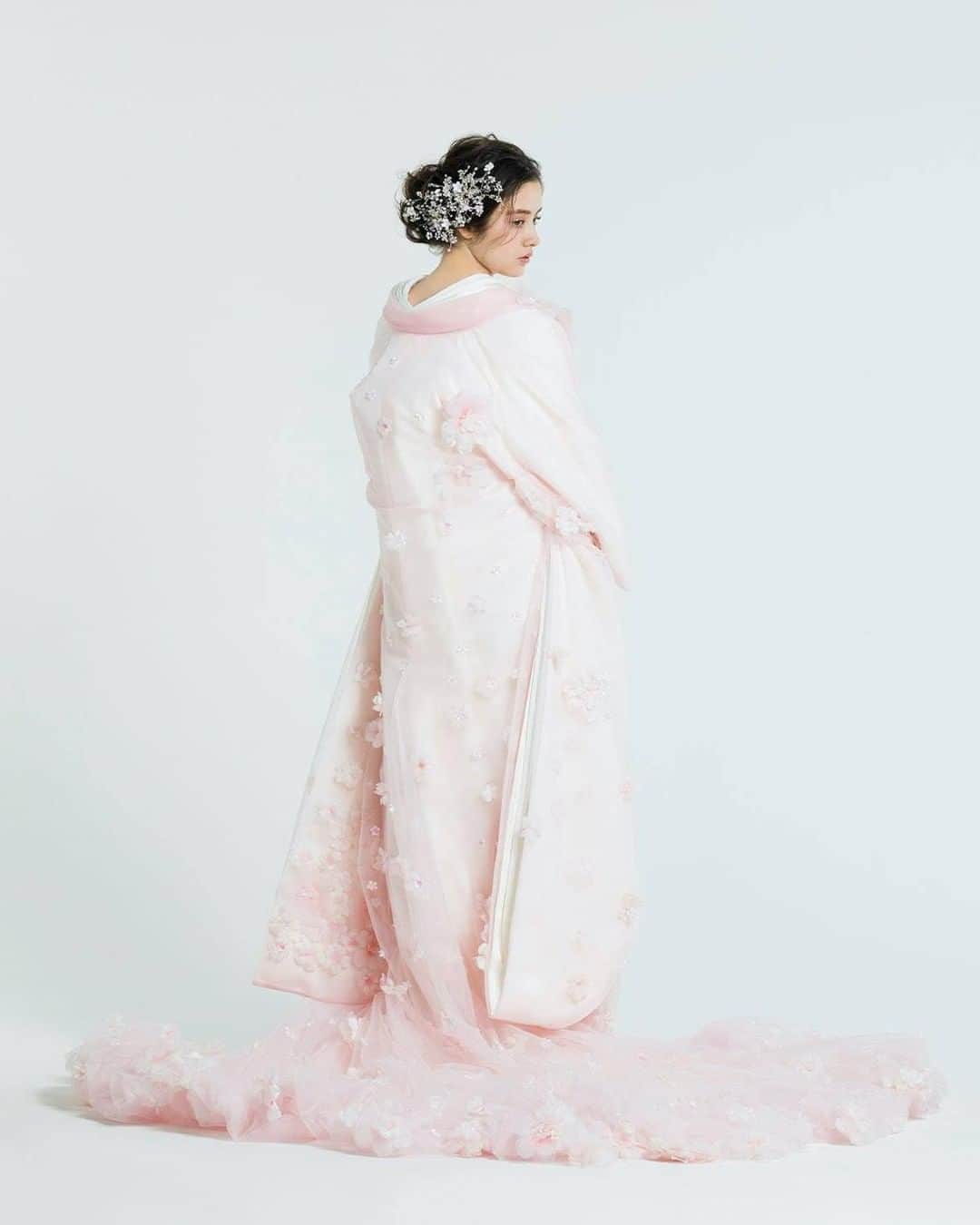 ♡プラコレWedding·⋆*さんのインスタグラム写真 - (♡プラコレWedding·⋆*Instagram)「@placolewedding【#DRESSY花嫁 】 【#プラコレ】をつけて投稿&フォローしてね♩ . ＝＝＝＝＝＝＝＝ . 優しい彩りのオーガンジーを たっぷりと用いた @takamibridal_costume の和装*  ピンクの可憐な小花とビジューをあしらい、 透明感溢れるデザインがとっても素敵♡ これからの季節にもぴったりですね🌸  ＝＝＝＝＝＝＝＝ 👘Photo by... @takamibridal_costume さん ＝＝＝＝＝＝＝＝ 『#DRESSY花嫁』『#プラコレ』の ハッシュタグをつけて写真をUPしてね✦ 花嫁アプリ『DRESSY by プラコレ』の 記事に掲載＆リグラムされるかも♩ . みなさまからのいいねや保存 コメントをお待ちしています♥ 「このウェディングドレス可愛い！」 「ヘアスタイルも気になる！！」 「今の花嫁さんの流行りは！？」etc. . ＝＝＝＝＝＝＝＝ 花嫁アプリでは、 プロのアドバイザーに結婚式の相談を何度でも♡ ウェディングドレスの記事や、 自分のウェディングレポを残せちゃう♡” . ＞＞＞TOPのURLからcheck ⋈ @placolewedding ＞＞＞結婚のご相談は プラコレウェディングアドバイザーへ♡ @wedding_adviser ＞＞＞ウェディングレポを残したいなら、 farny by プラコレをcheck ✎ @farny_wedding ＞＞＞ウェディングアイデア＆DIYは ドレシーアイデアcheck ❁ @dressy_idea >>>素敵なドレスに出会いたい花嫁さま♡ @dressyonline_をcheck . ＝＝＝＝＝＝＝＝＝＝＝＝＝＝＝＝ . #プレ花嫁 #卒花 #花嫁 #卒花嫁 #結婚 #結婚式 #farnyレポ #花嫁コーディネート #和装コーディネート #タカミブライダル #takamibridal  #takamibridal_costume  #オーガンジー打掛  #色打掛 #新和装 #おしゃれ花嫁 #和婚 #和装 #大人花嫁 #和装ヘア #大人婚 #振袖ヘア #神前式  #和装前撮り」2月28日 22時10分 - placole_dressy