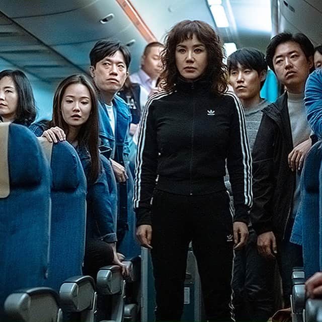 田井弘子さんのインスタグラム写真 - (田井弘子Instagram)「【韓国映画紹介】  #ノンストップ #2021年  テロリストにハイジャックされた旅客機を舞台に描くアクションコメディ。  予告見た時から、気になってた作品！ やっぱり予想以上に面白かったです☆ 韓国のコメディー作品て本当に良く出来ているといつも驚きます。観る方も感情の落差がジェットコースター。 2転3転のストーリーも予測出来ないし、でもお決まりのコメディーあるあるも笑えるし👍北朝鮮との関係があるから韓国にしか作れない作品でもあると思います。 今回、おそらく最後泣かせに来てた訳では無いのに私泣いちゃった。  誰もが楽しめるエンタメ作品！おすすめです！  #魔女の恋愛　の  #オムジョンファ　sii主演 渋い名バイプレイヤーの #パクソンウン　siiと夫婦役  #アラフォー女子 #妄想世界  #韓国ドラマ #韓国映画  #2020年にどハマり #ハズレがない  #面白いし #美しい  #한류  #사랑글귀」2月28日 22時11分 - hirokotai