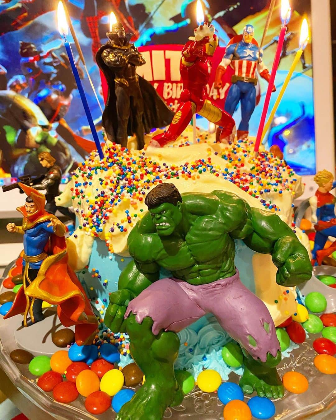 平山美香さんのインスタグラム写真 - (平山美香Instagram)「長男４歳のBD party その②テーマはMARVEL❤️ 今回はプルアップケーキのサイズに合わせてフィギュアを飾ってもらいました🎂スィーツビュッフェはミニタルト🧁ミニドーナツ🍩ミニチョコパイ🍫ロリポップチョコ🍭 この日を指折り数えて楽しみにしてた長男❤️今回も喜んでくれて良かった❤️❤️❤️ キッズメニューも大人メニューも、ほぼ盛り付けたら良いだけの簡単プレートばかりだけど、皆んなも喜んでくれて良かった❤️素敵なプレゼントも有難う❤️❤️❤️ #MARVEL #birthdayparty #誕生日 #誕生日パーティー #スパイダーマン #スパイダーマンケーキ #マーベルケーキ #誕生日ケーキ #キャプテンアメリカ #アイアンマン #4歳」2月28日 22時22分 - mika_hirayama