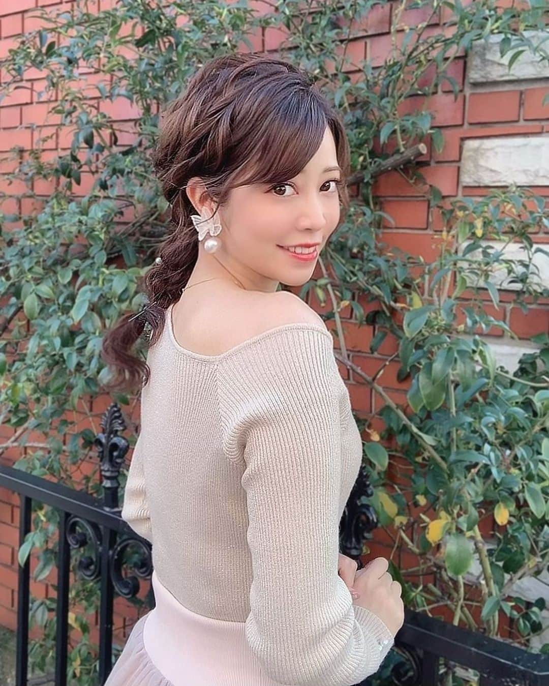 薄井美樹のインスタグラム：「．     少しずつ暖かくなってきたね💕 もう2月も終わりかぁ🥺 はやいなぁ〜☁️    少し前に  @felice.tomo さんに ゆるふわで可愛く 編み下ろしにしてもらいました🎀 めっちゃ可愛いっ😍 髪型が可愛いと テンションが上がる〜っ💓  ありがとうございました🥺♫     ．」