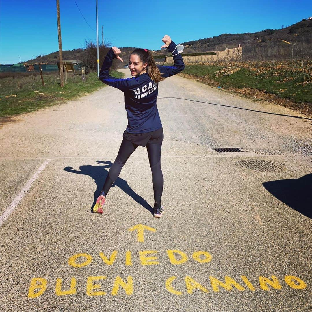 カロリナ・ロドリゲスのインスタグラム：「Elige el camino que te haga feliz! A veces se tuerce, te pierdes y al final llegas. Elegí la gimnasia en su día y fue intenso y bestial... ahora cojo otros que me llevan al infinito pero siempre de la mano de algo muy importante: la formación. Acaba febrero y tengo 2 caminos que seguir, DEPORTE y ESTUDIOS. Hoy toca un poco de las 2 cosas @ucam_universidad  #caminosansalvador #leonmola #running #training #gymnastics #study #psychology #ucam」