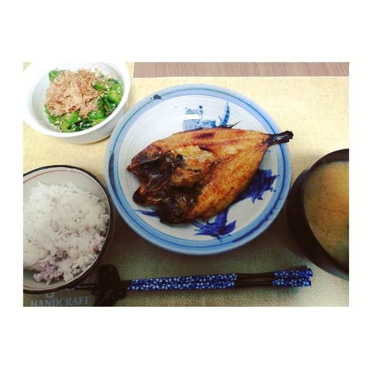 近藤笑菜のインスタグラム：「いつぞやの、干物定食🐟 おかずは無限ピーマンとお味噌汁。ピーマン切るのめんどいけどほんと美味しいんよな～～♡ 素朴な生活が幸💮 #おうちごはん #定食」